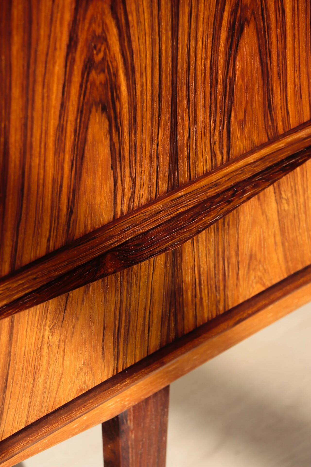 Buffet haut scandinave en palissandre – design E.W. Bach (années 60)