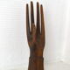 Main baguier en bois sculpté