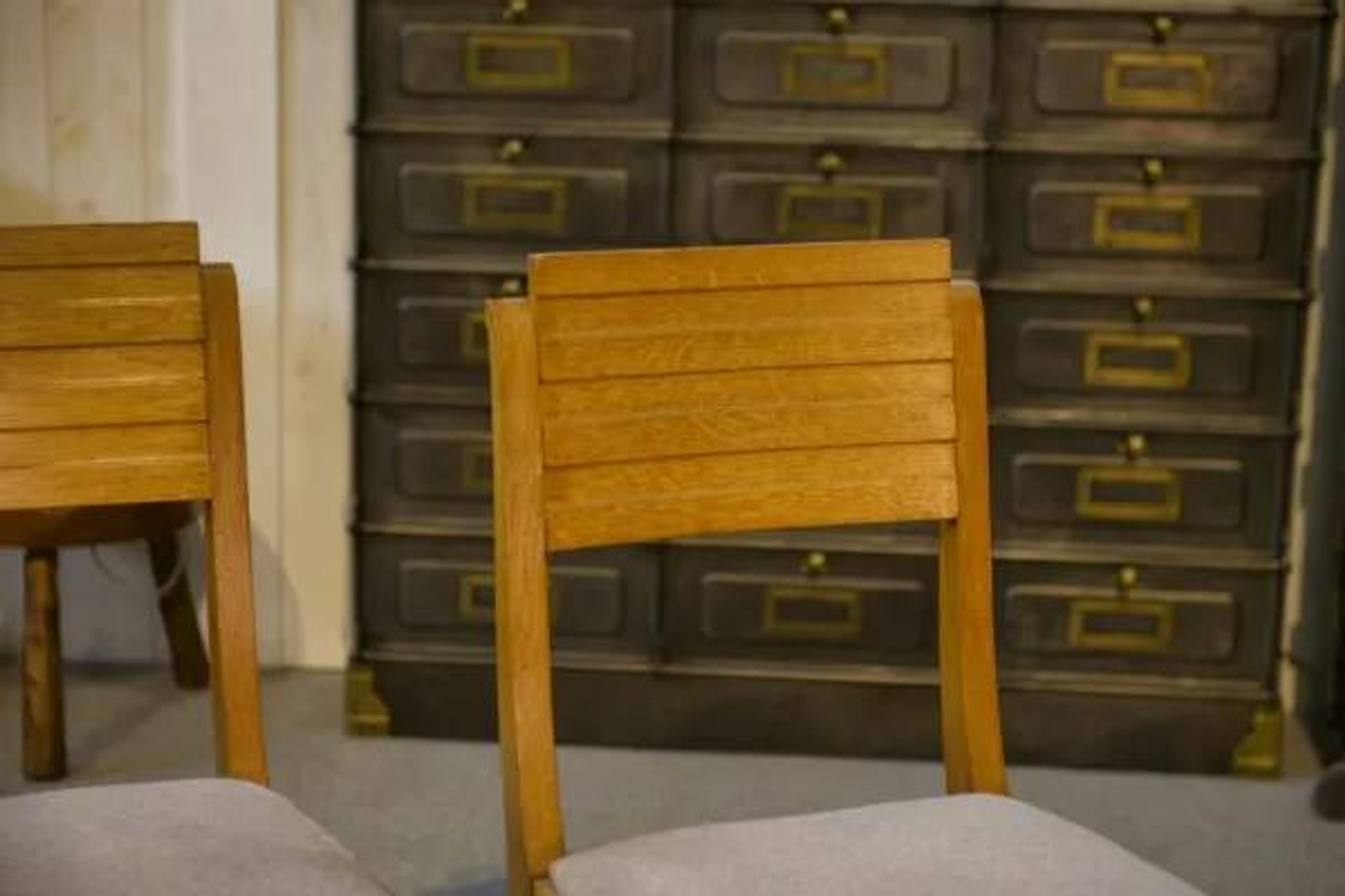 Ensemble de 6 chaises en chêne par Gaston Poisson 1940’s
