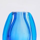 Oval glass vase in shades of blue, in the Sommerso style.