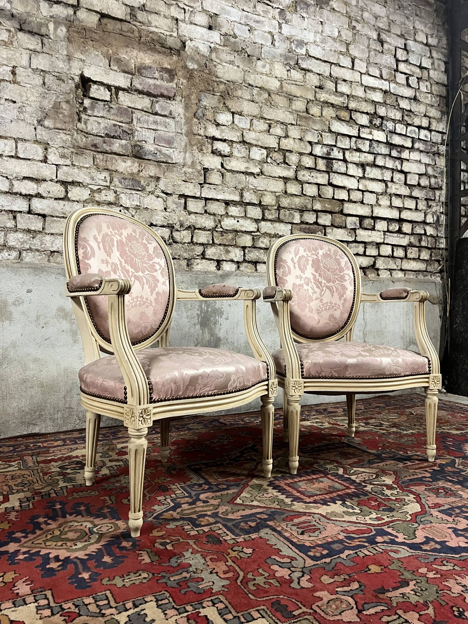 Paire de fauteuils dossier médaillon en bois laqué crème de style louis xvi