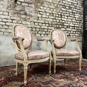 Paire de fauteuils dossier médaillon en bois laqué crème de style louis xvi