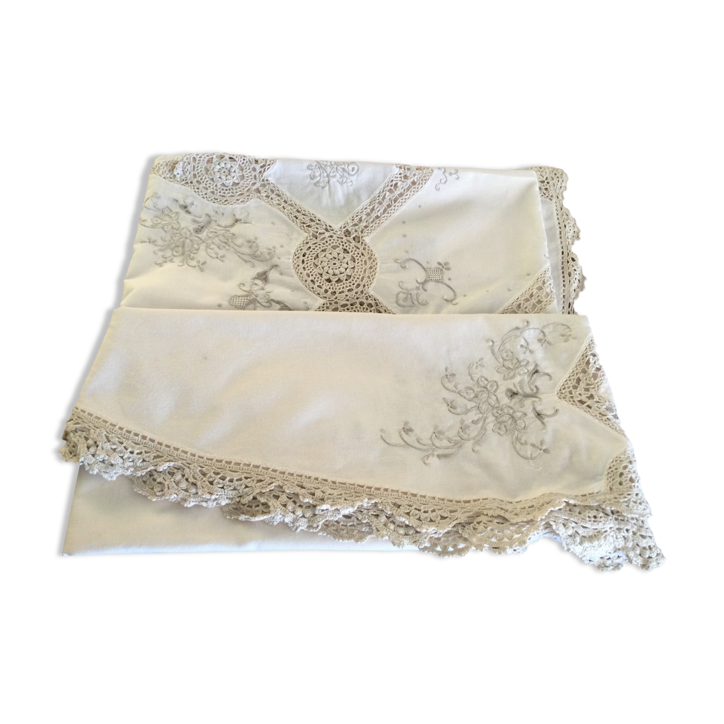 Vintage round cotton tablecloth and crocheted