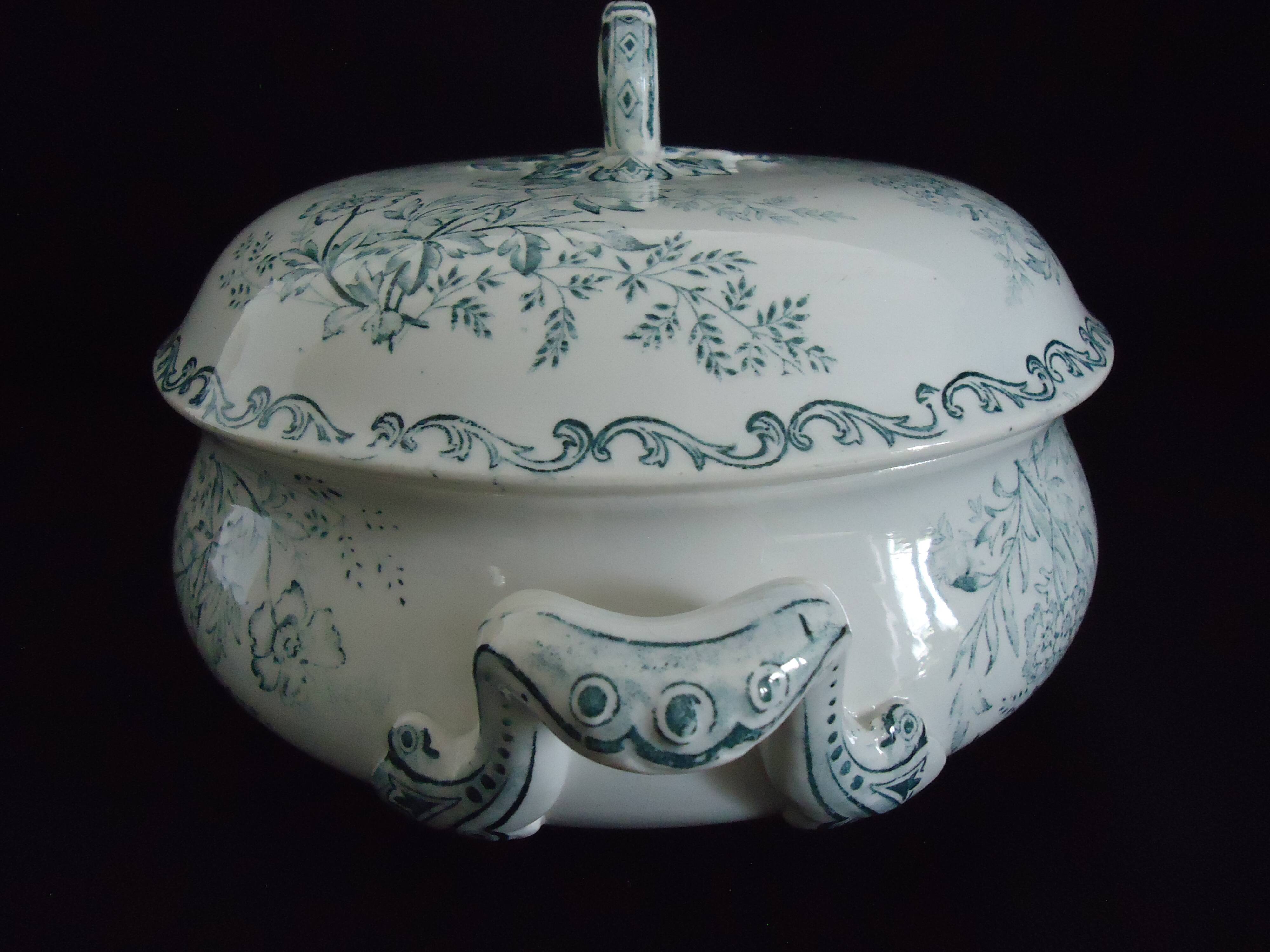 Sarreguemines vegetable soup tureen, “l’epargne toulouse”, eglantine model