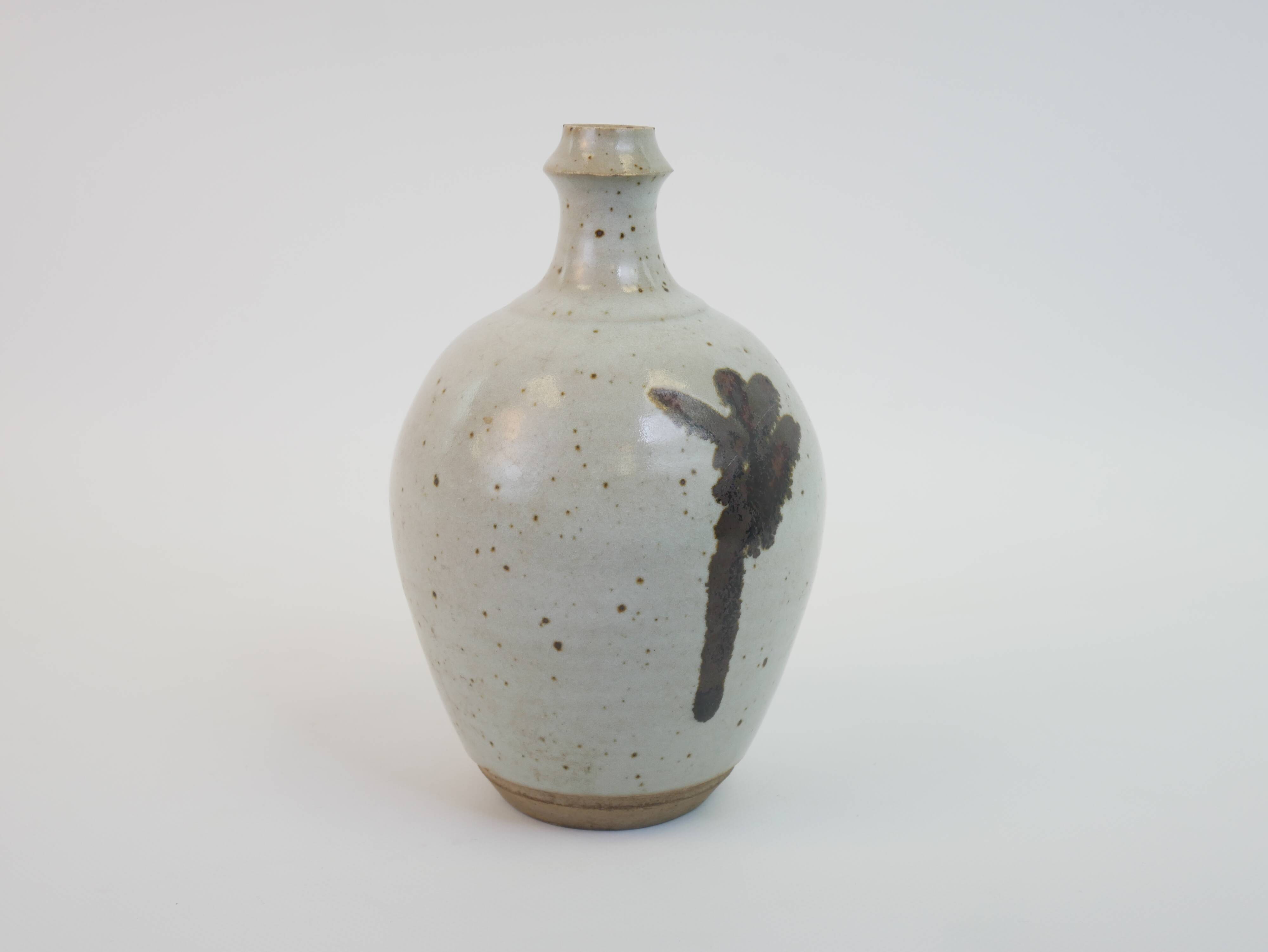 Bouteille en grès à motif végétal abstrait signé Herbes Folles
