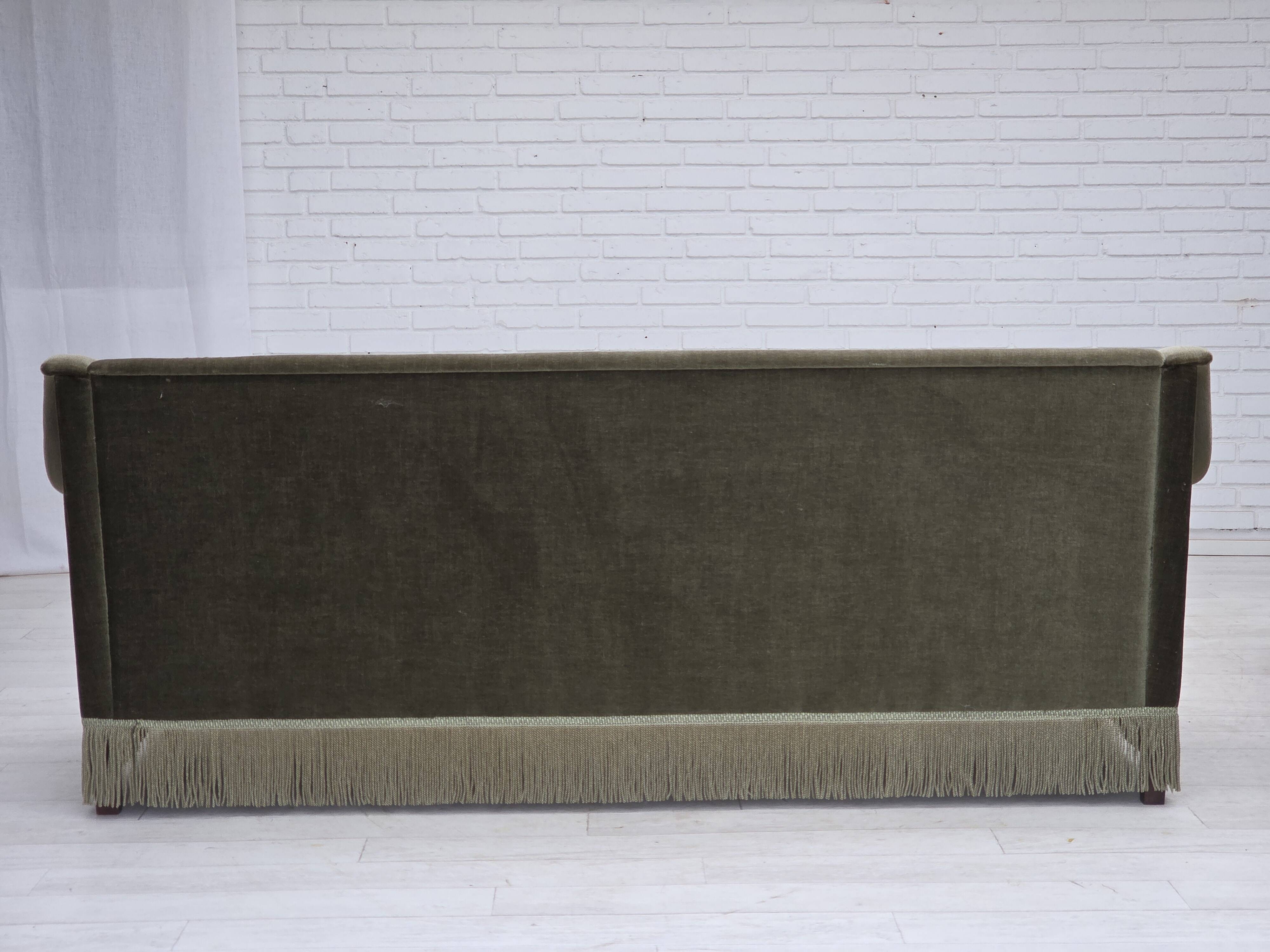 Canapé 3 places danois des années 1970, velours vert, bois de hêtre.