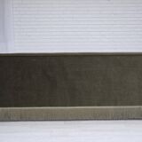 Canapé 3 places danois des années 1970, velours vert, bois de hêtre.