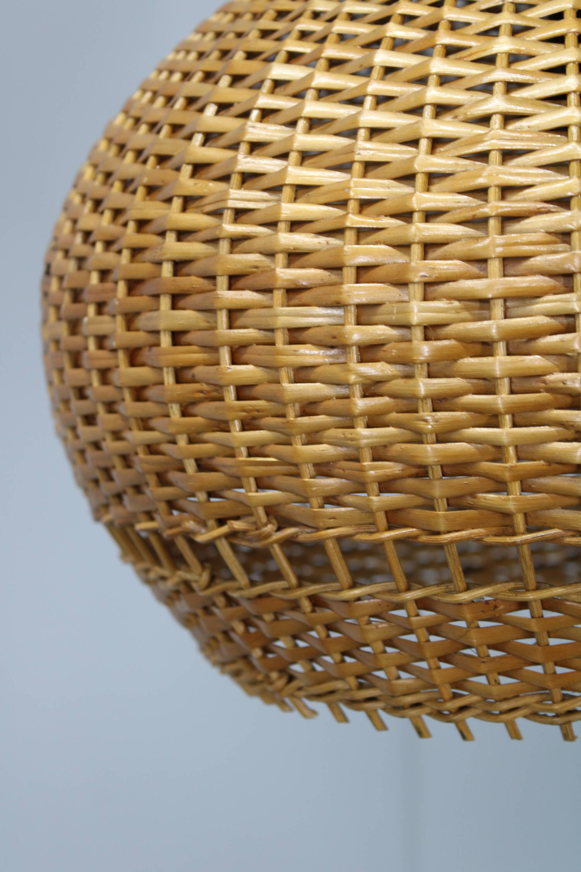 Lampe murale en bois réglable de style mid-century avec abat-jour en rotin, années 1970.