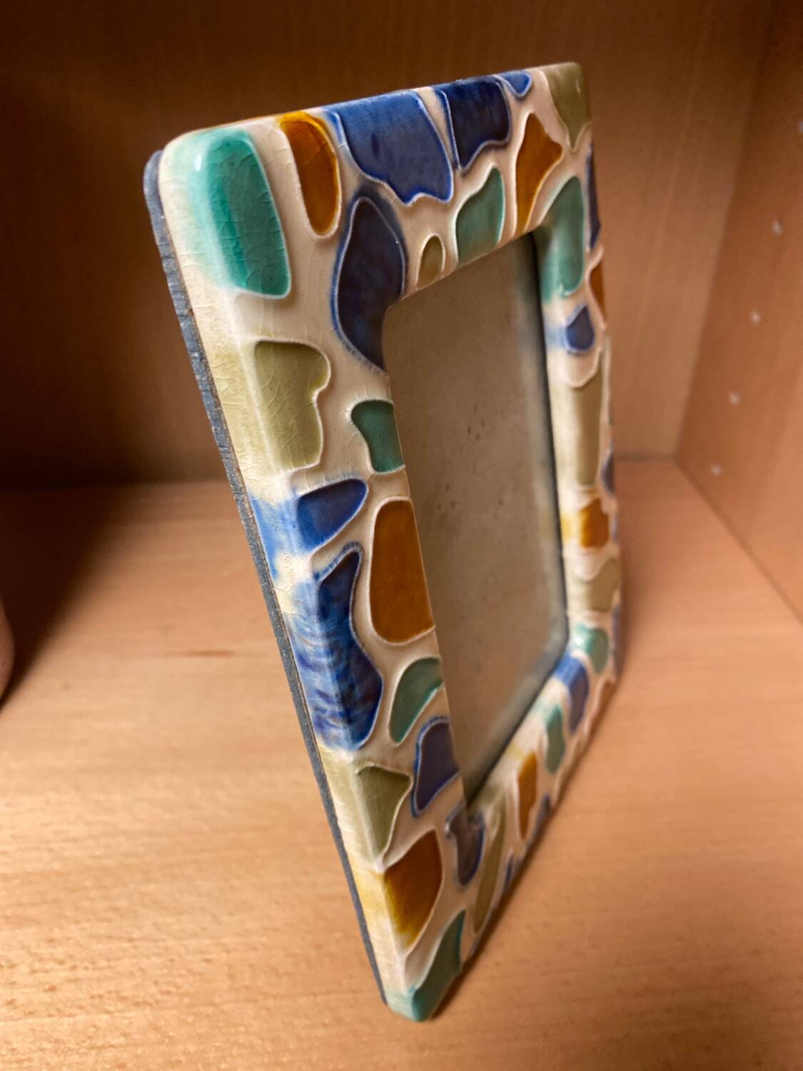 Enamelled ceramic frame