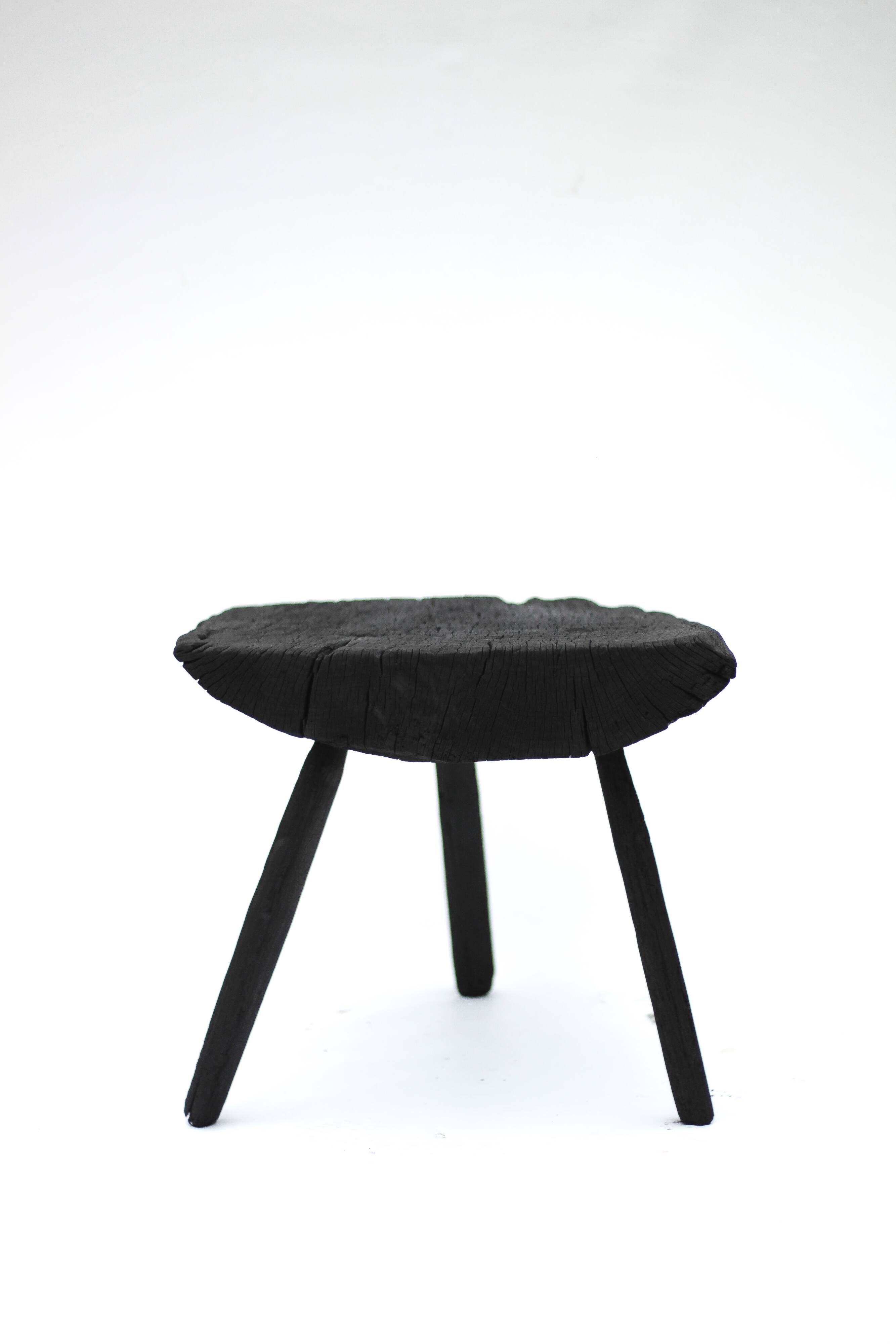 Table basse brutaliste tripode