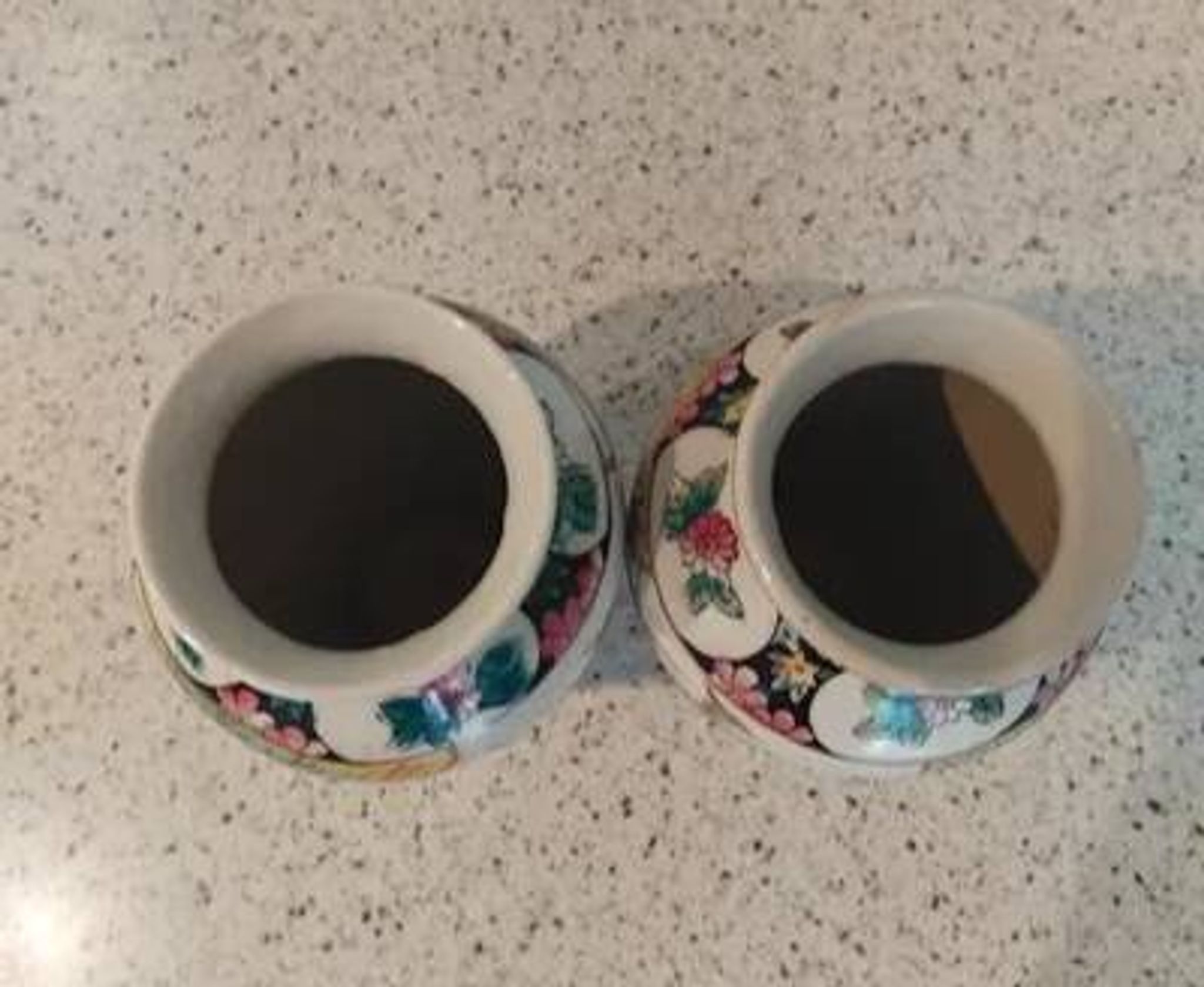 2 Japanese-style decorative vases