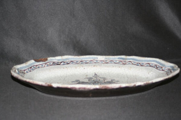 Plat cul noir faïence décors panier fleurs Rouen XVIII ème