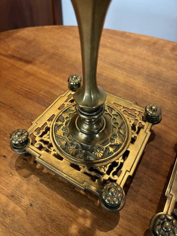 Paire de Bougeoirs, anciens en laiton, 19e Siècle, signée  Prachthauser