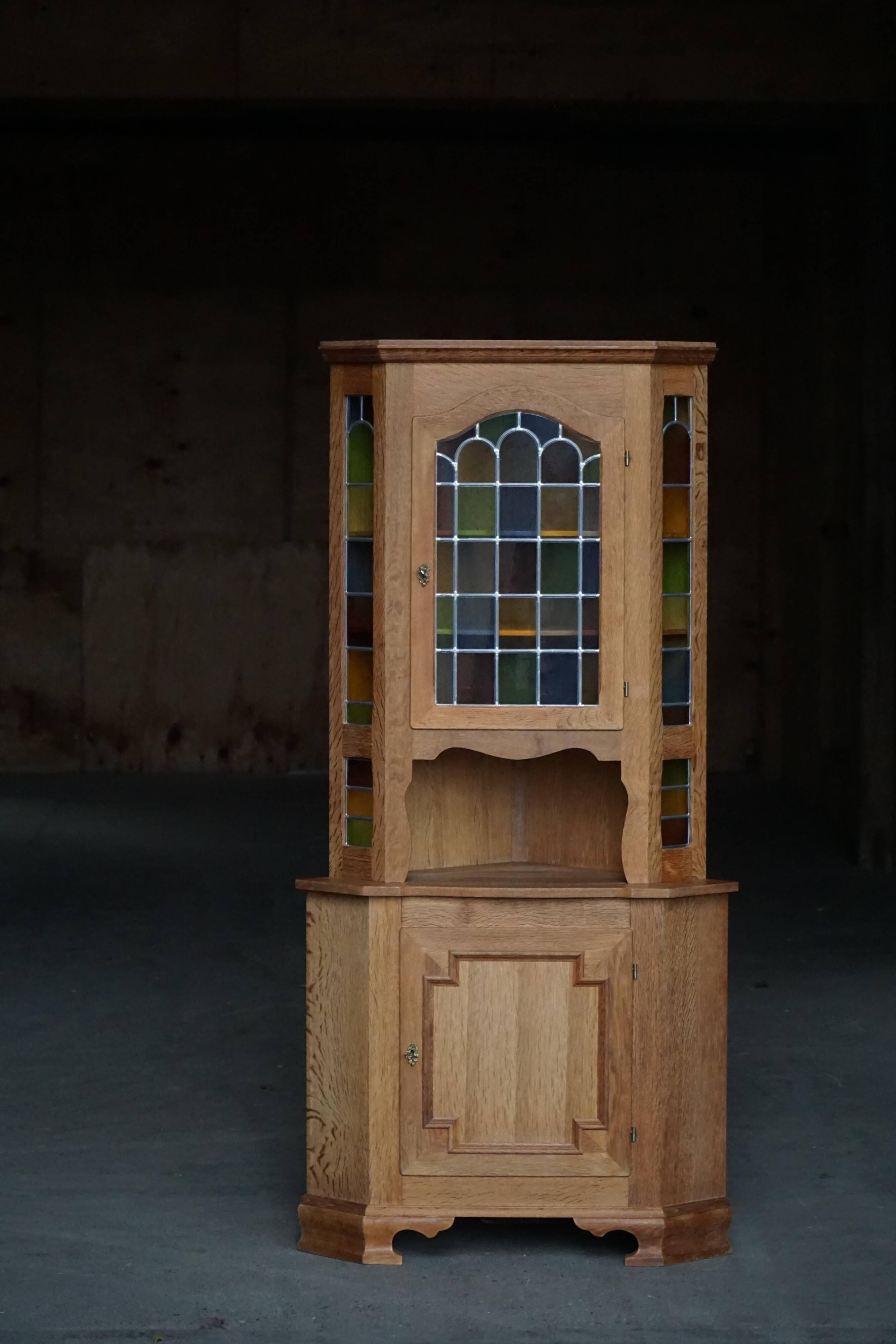Mid-century Danish corner cabinet in oak with leaded glass, 1940s.