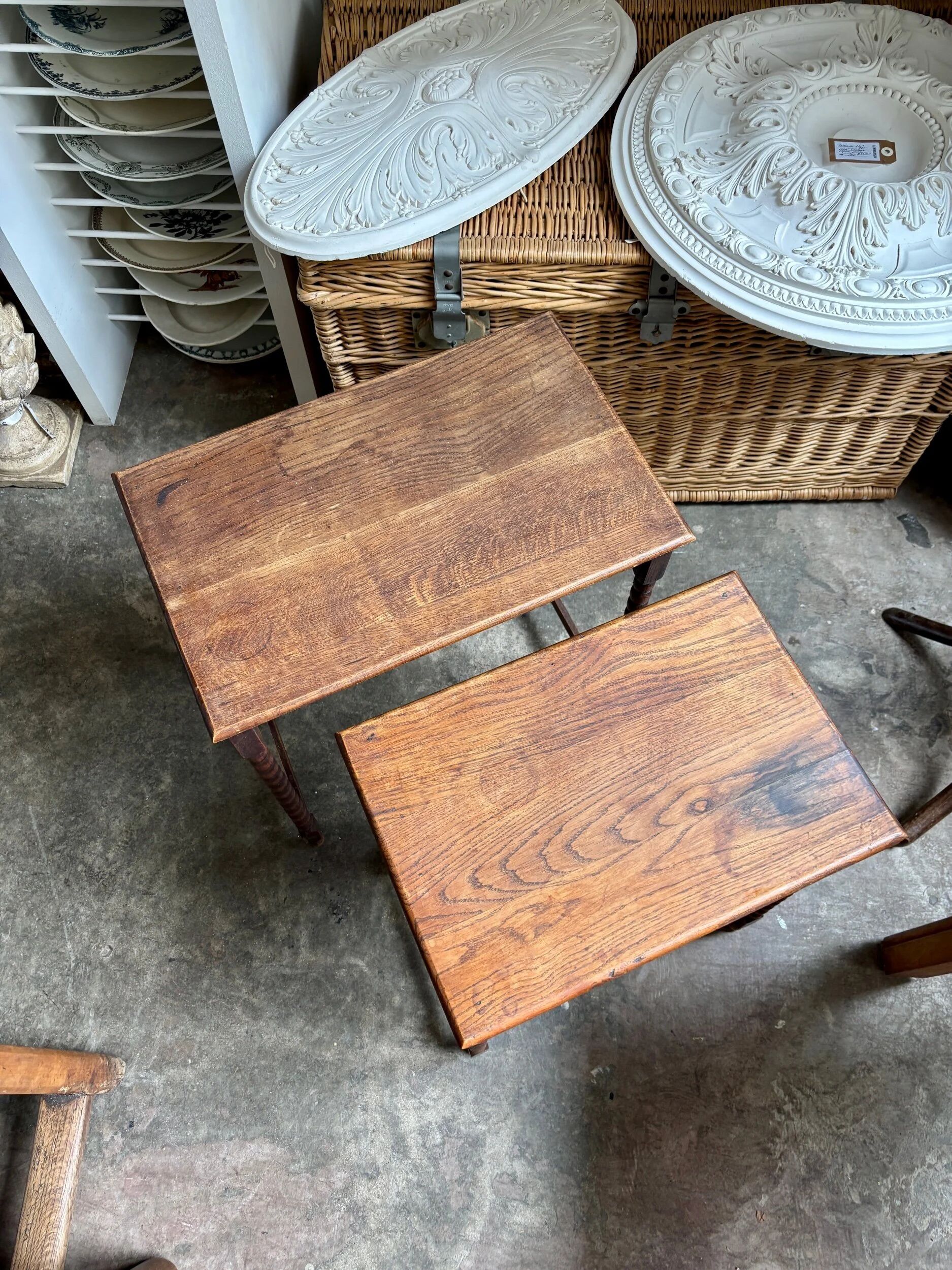 2 nesting tables in turned oak ☐ 62.5 x 33.5 cm