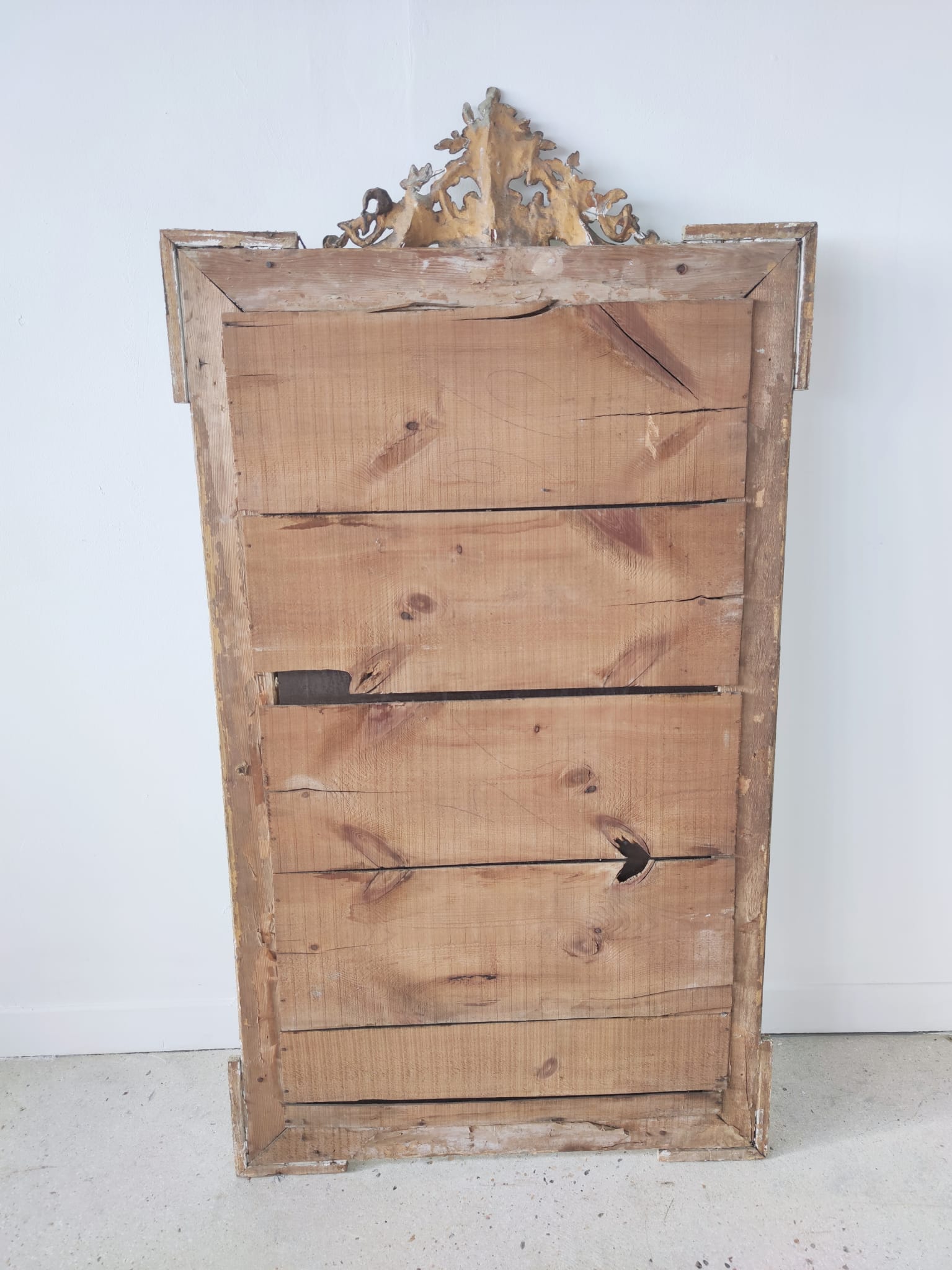 Rectangular mirror in light green lacquered wood with pediment H:1m39