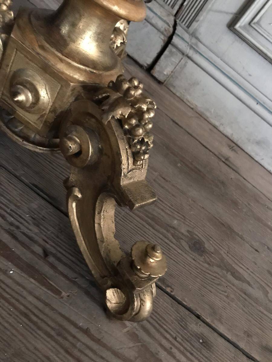 Carved gilded wooden gueridon, tabletop in marble marquetry.