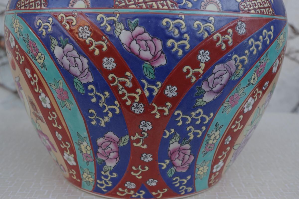 Hand-painted Chinese vase with gilded decorations, 1950