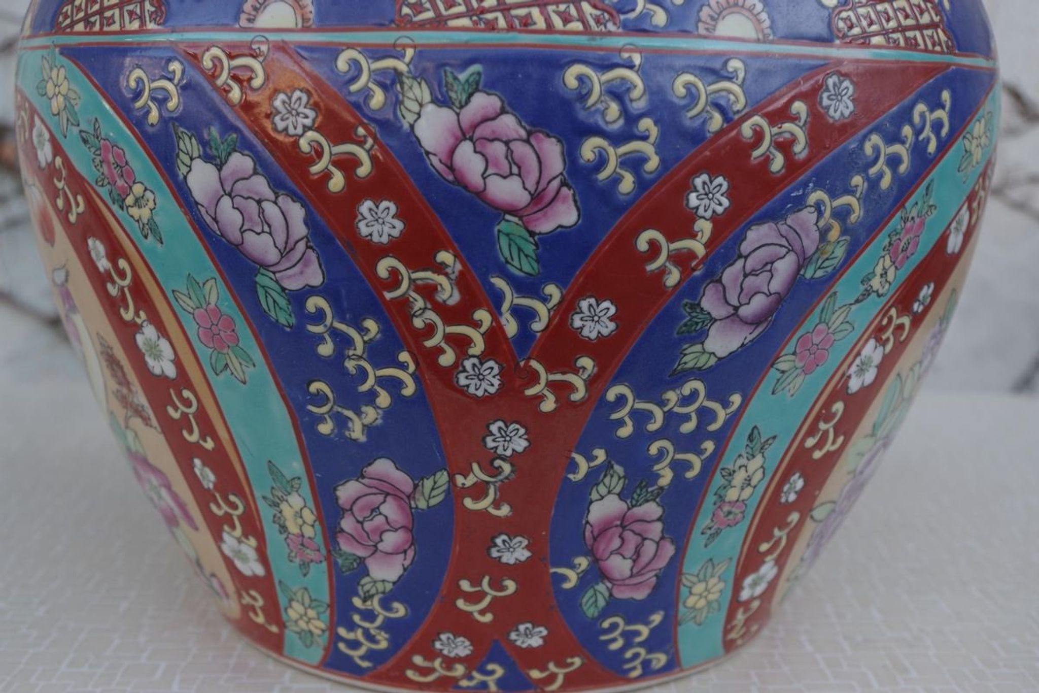 Hand-painted Chinese vase with gilded decorations, 1950