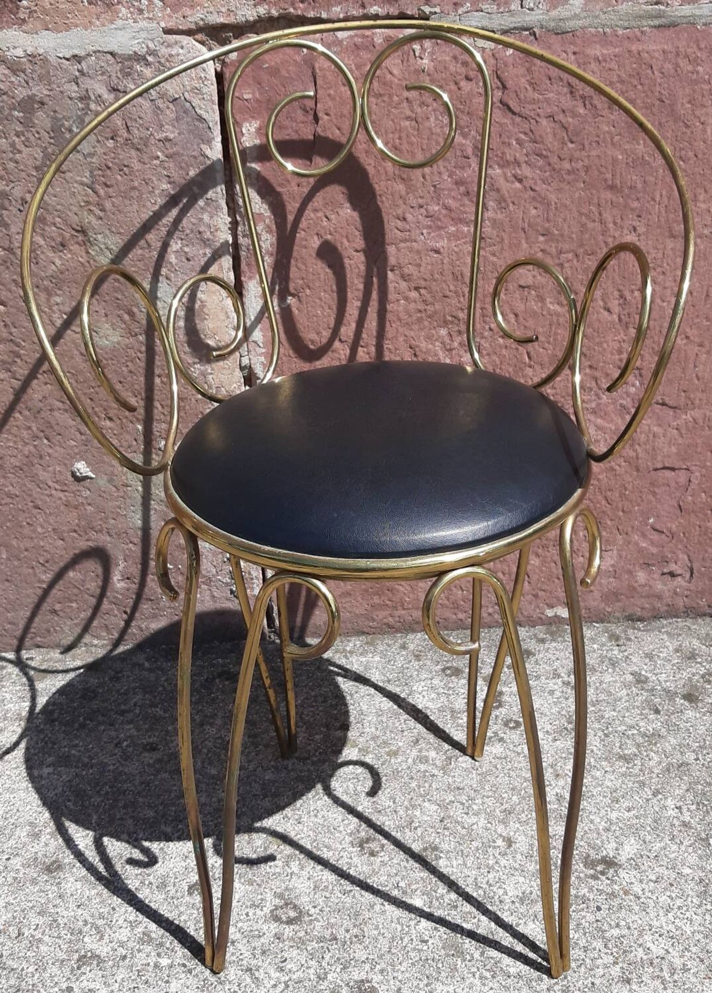 Coiffeuse et chaise en métal doré et opaline.