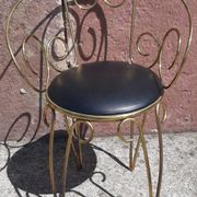 Coiffeuse et chaise en métal doré et opaline.