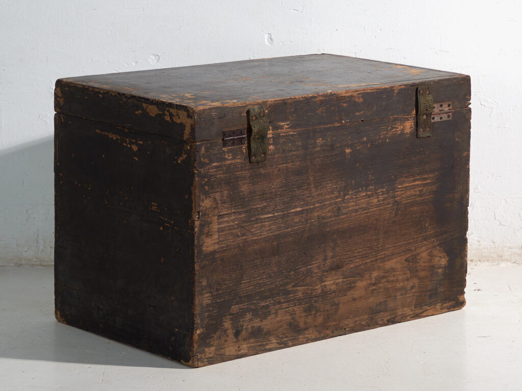 Antique chest painted in pine wood – China, around 1900