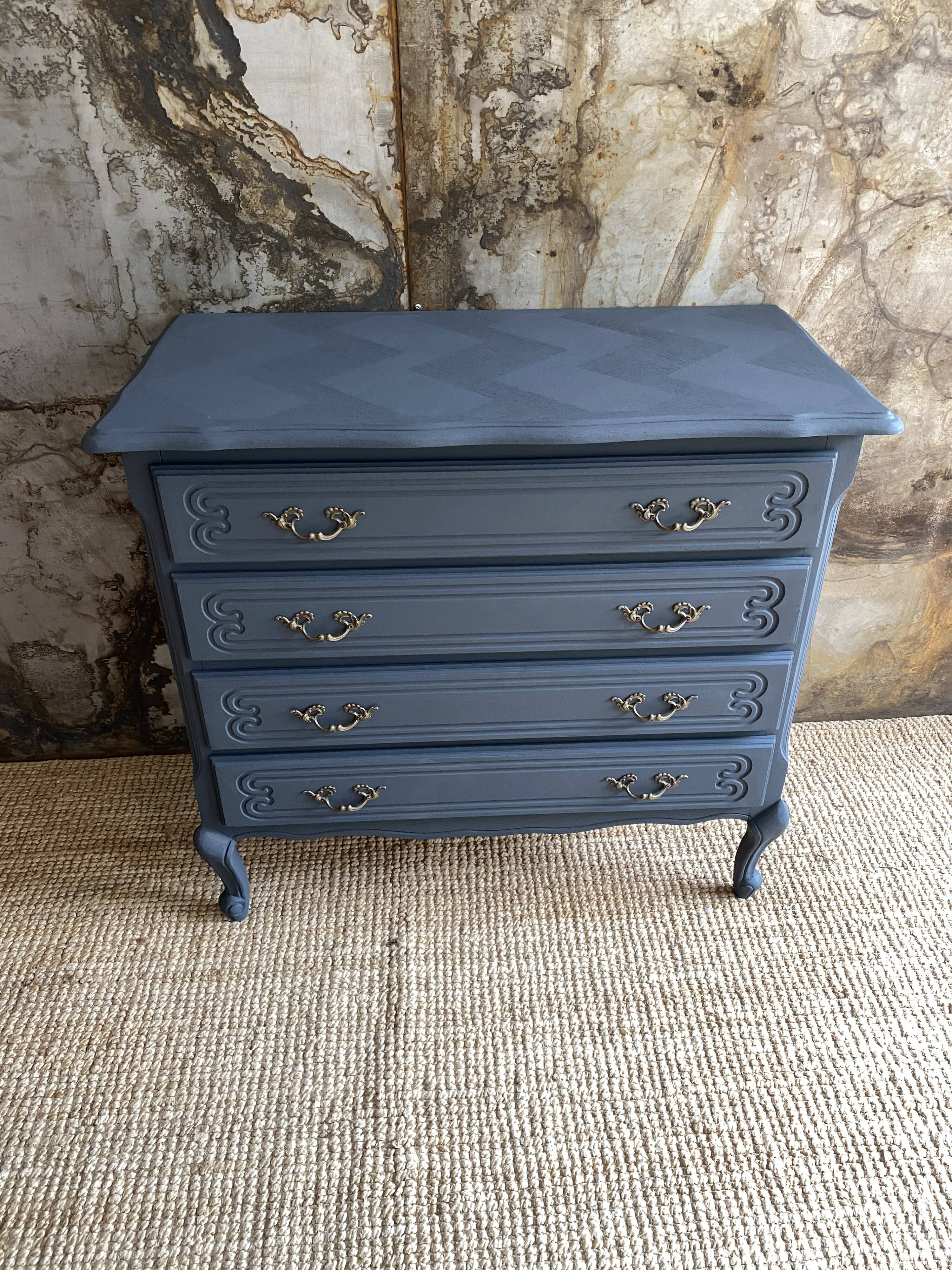 Commode aux pieds courbes