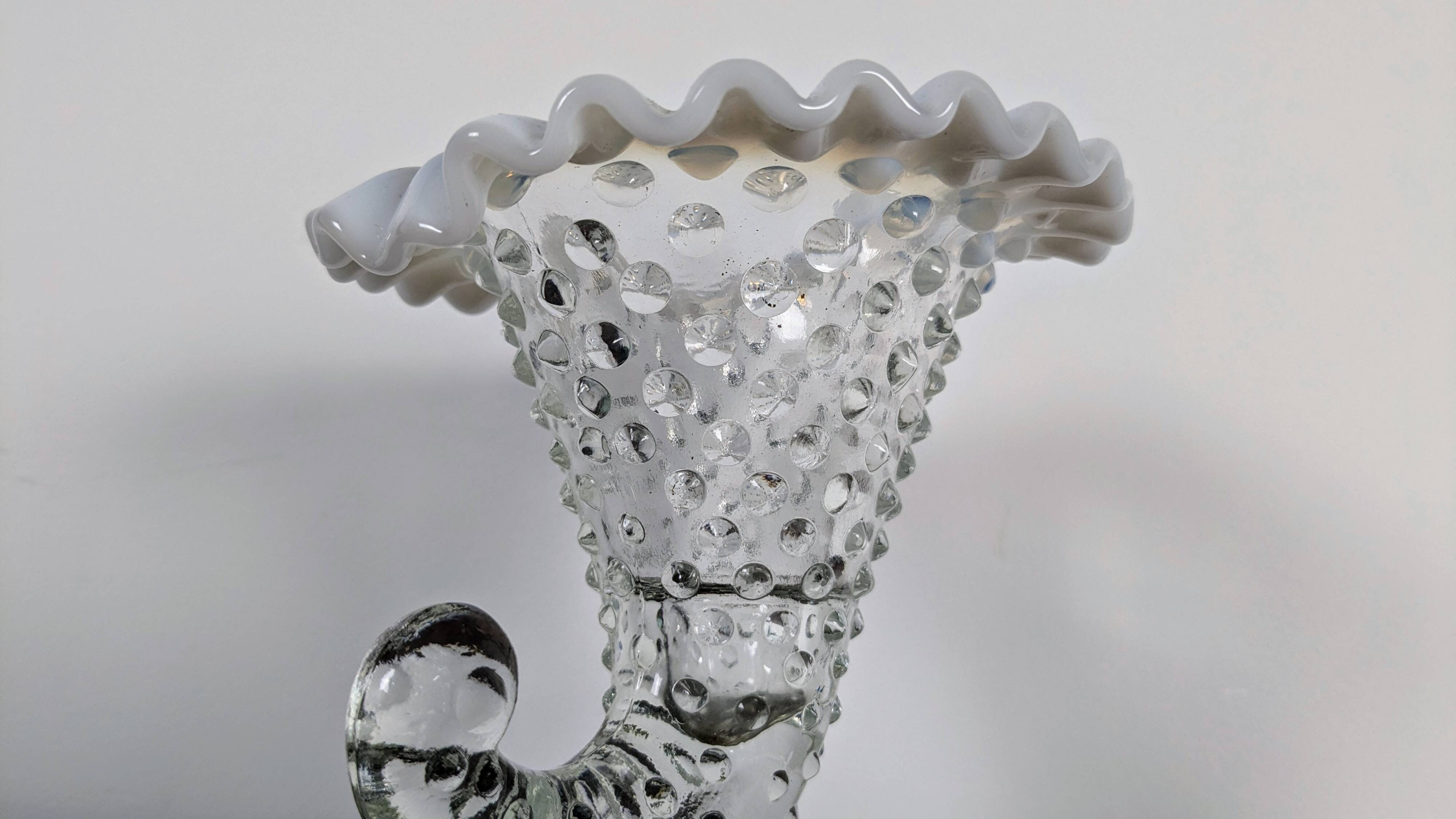 Horn cup in bubbled glass and white opaline