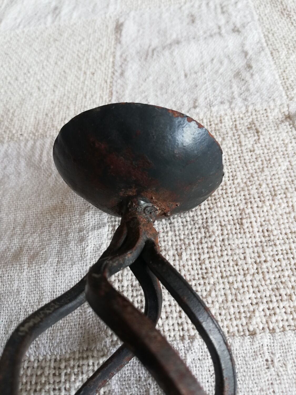 Rusty twisted candle holder for round candles