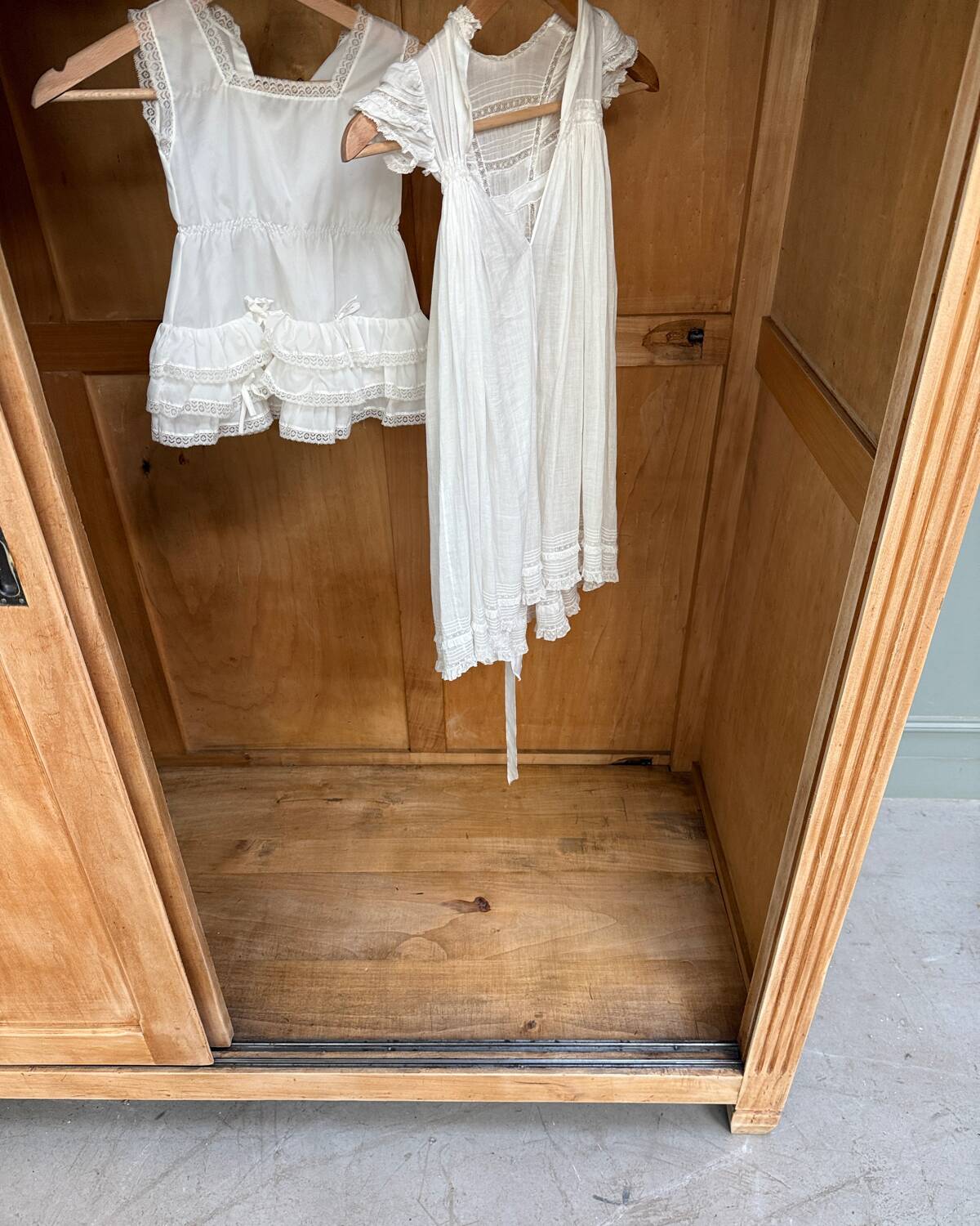 Large Parisian wardrobe with sliding doors (renovated)