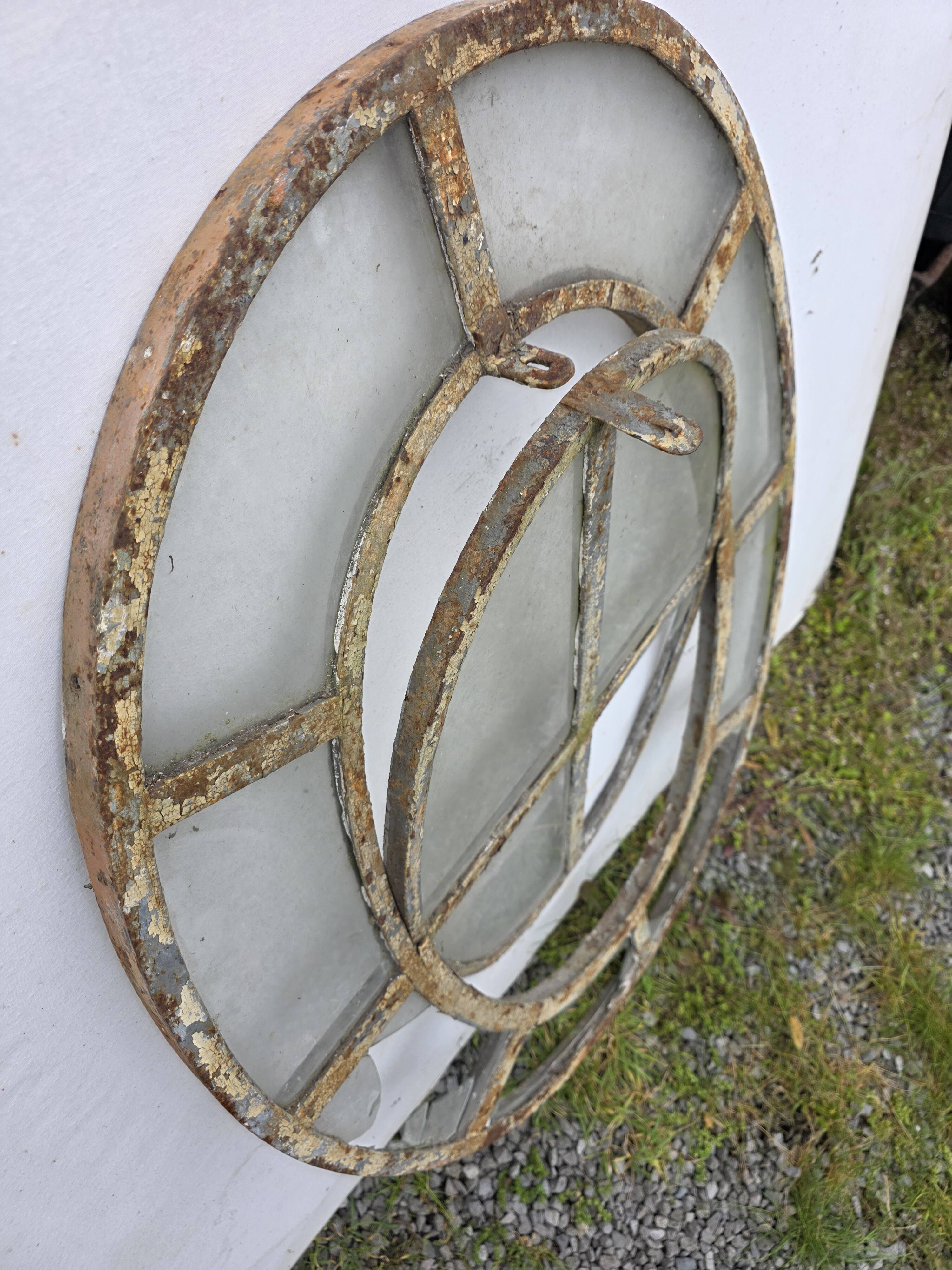 Bull's-eye window from the 19th century in iron (with opening).