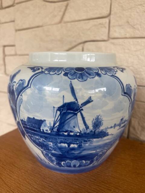 Delf earthenware pot