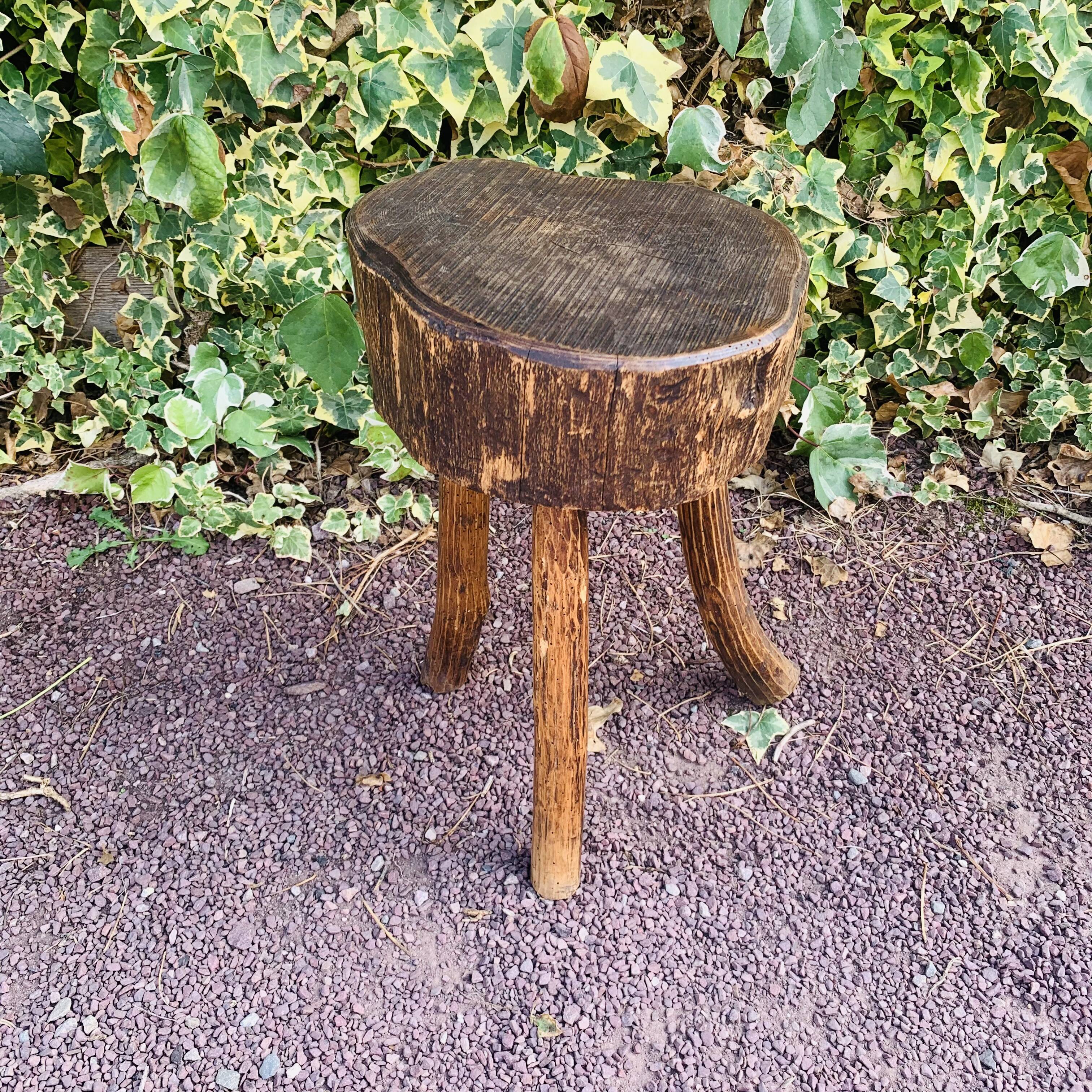 Tabouret tripode en bois massif