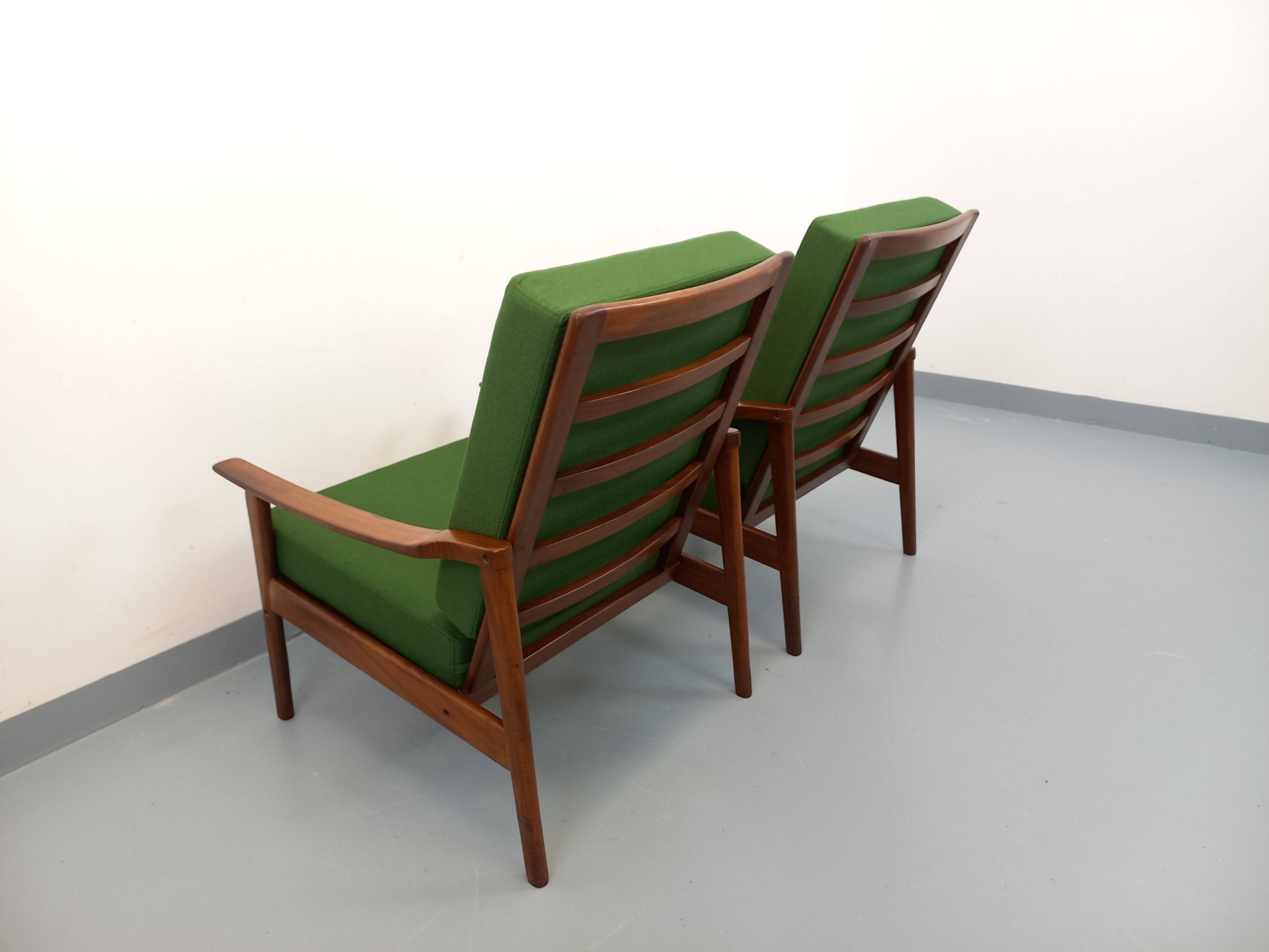 Paire de fauteuils scandinaves vintage en teck et tissu vert des années 60