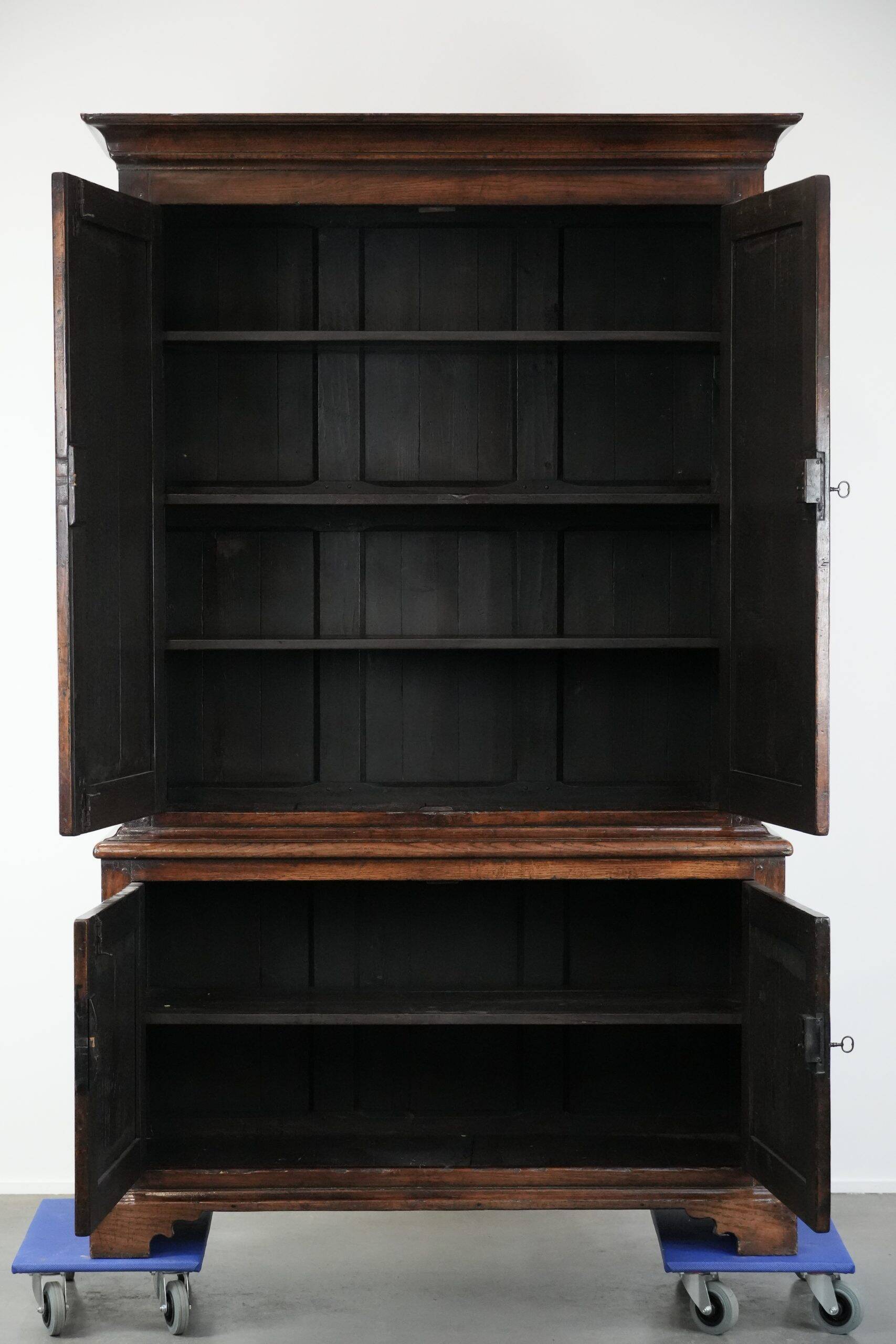 Armoire/ buffet anglais du XVIIIe siècle en chêne.
