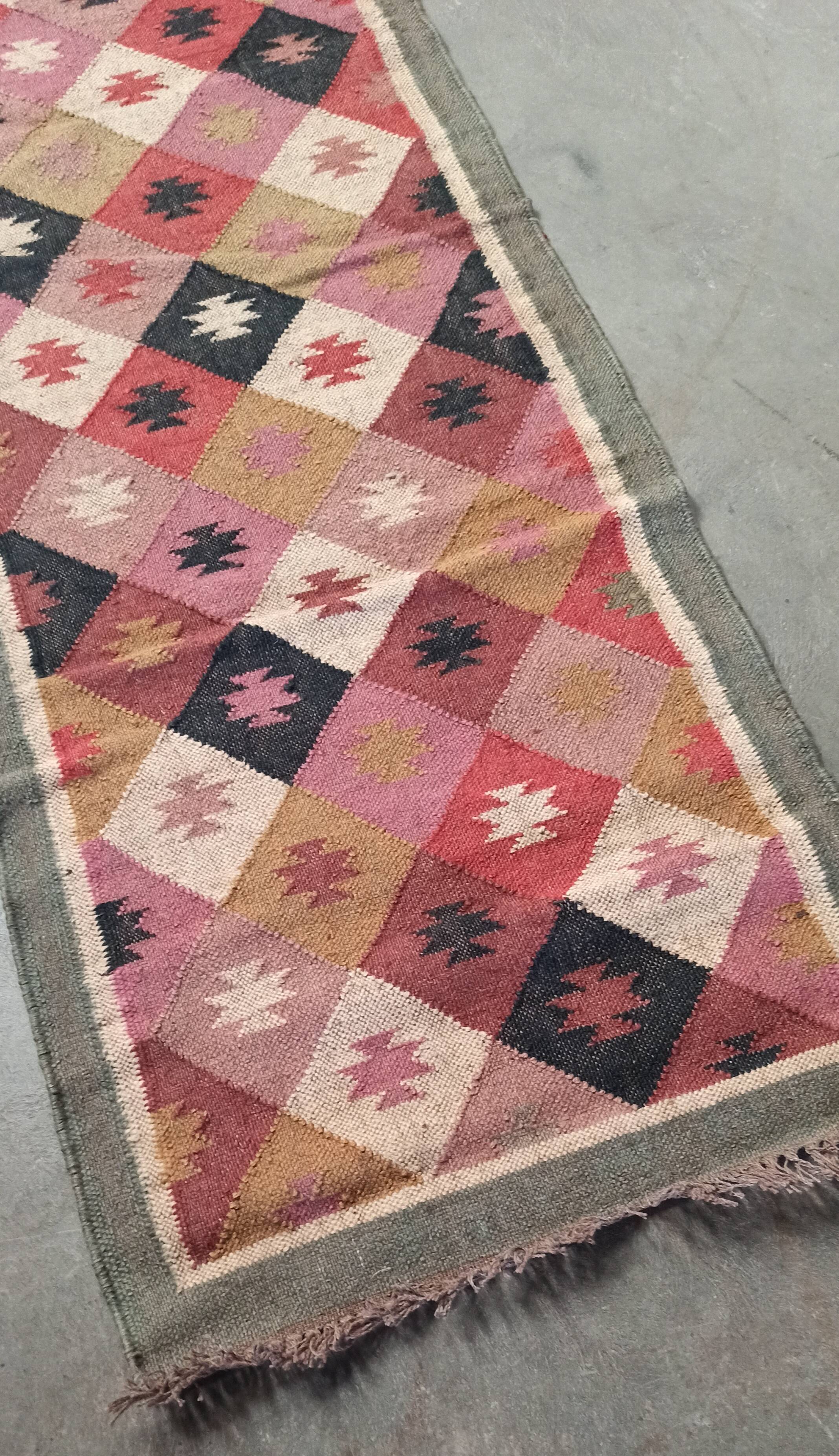 Tapis kilim en toile de jute et coton. 80cm x 310cm