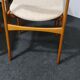 Un ensemble de quatre chaises de salle à manger en teck vintage.