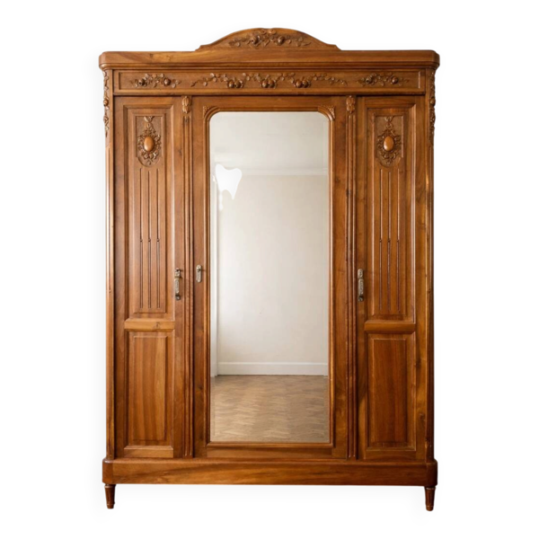 Armoire de style Louis XVI en bois noyer massif