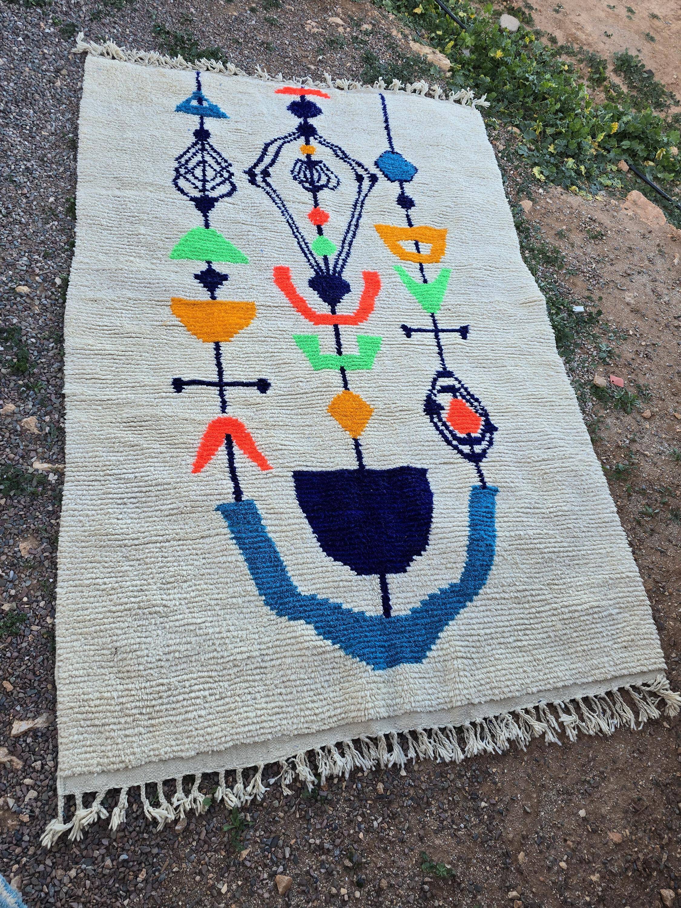 Large Moroccan rug made of natural wool, dimensions 250x150 cm, handmade.