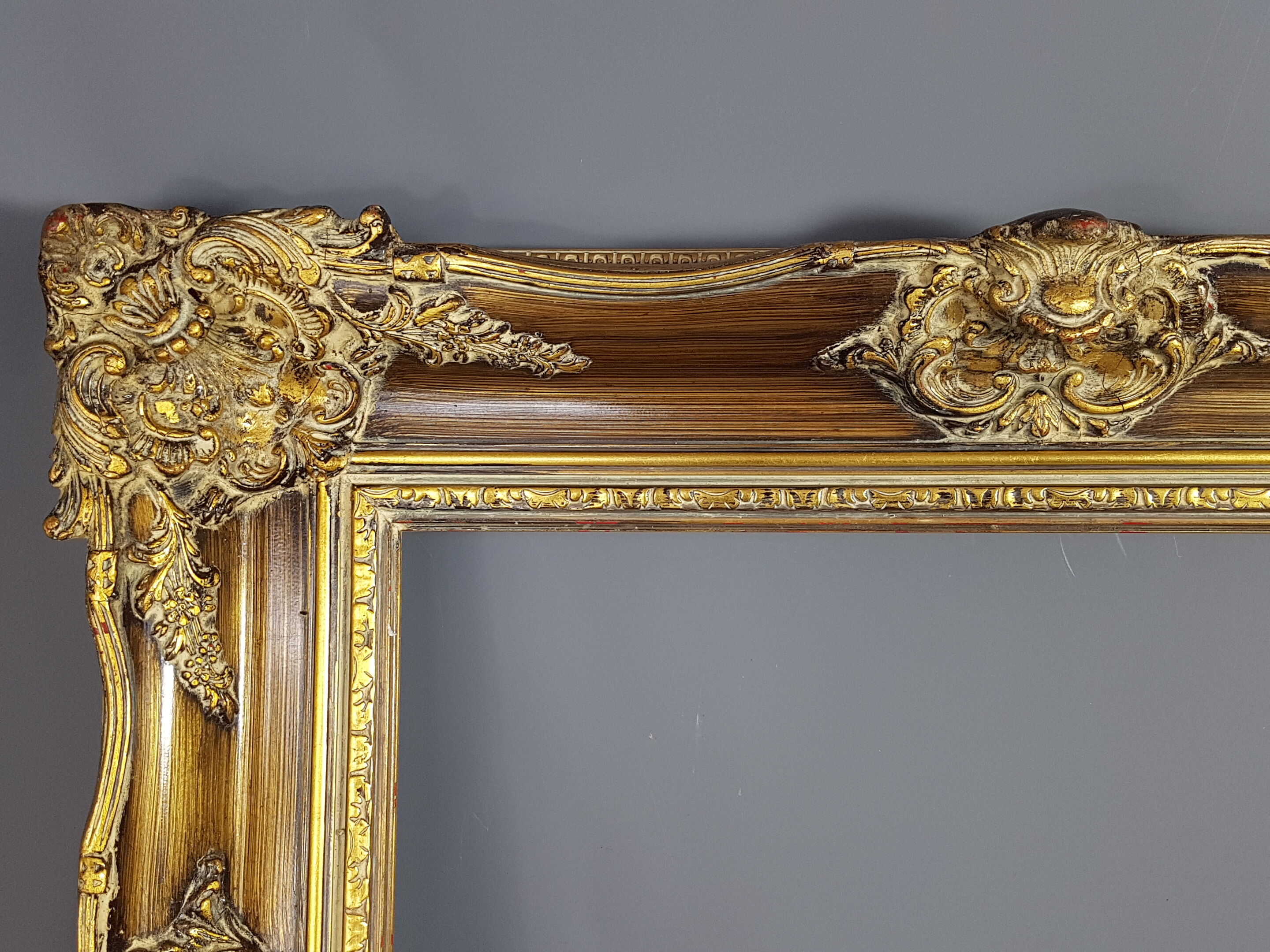 Large frame Louis XV style wood and gilded stucco patinated 78x69 cm, leaf: 55.5x46.5 cm