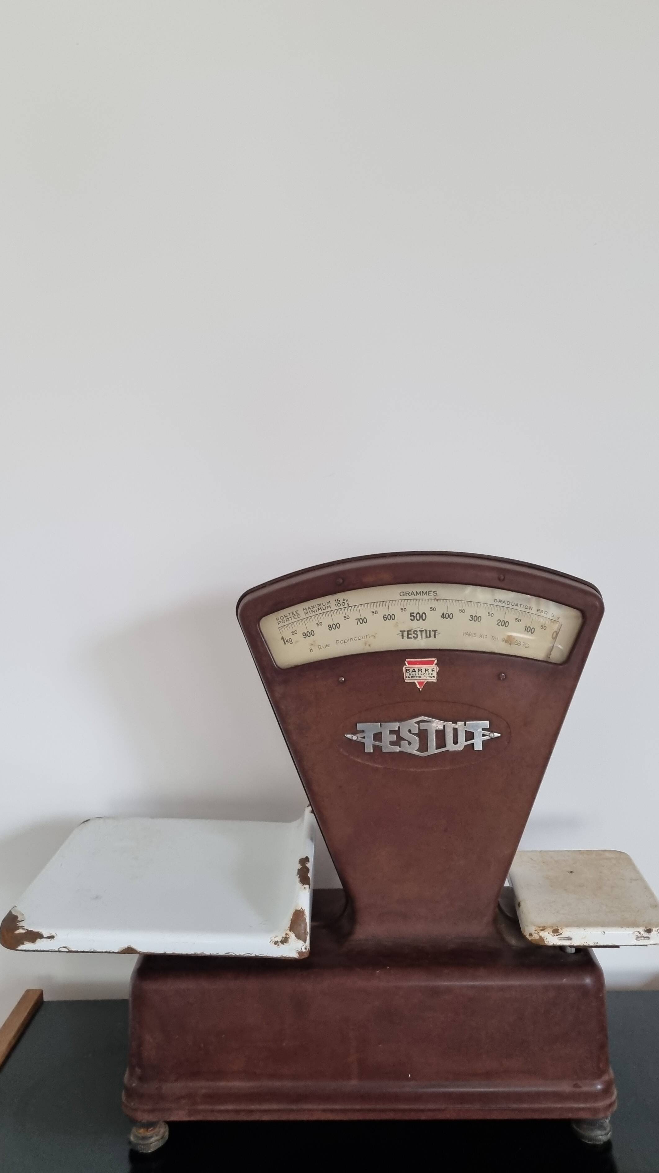 Vintage Testut scale