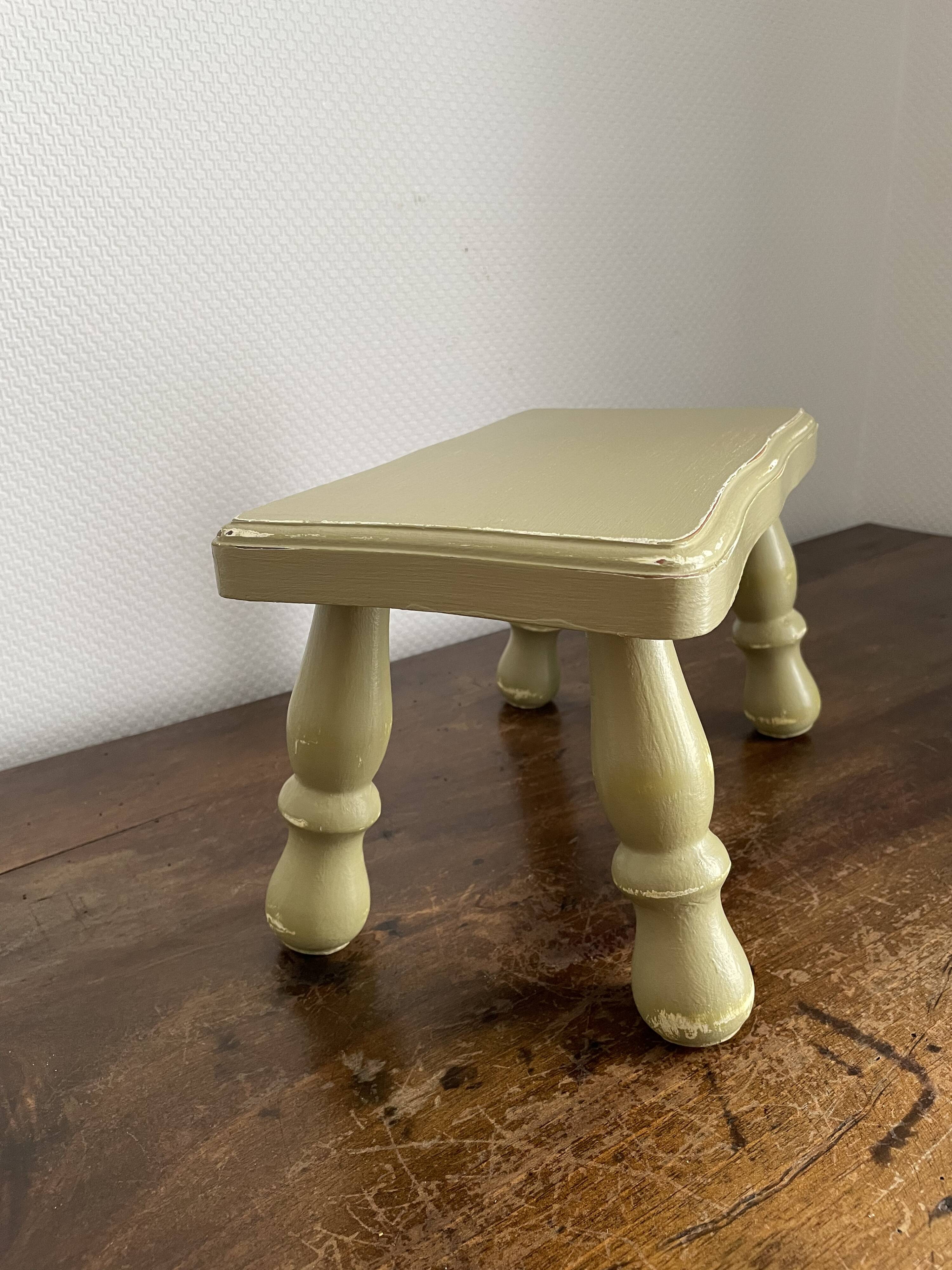 Stool with turned legs