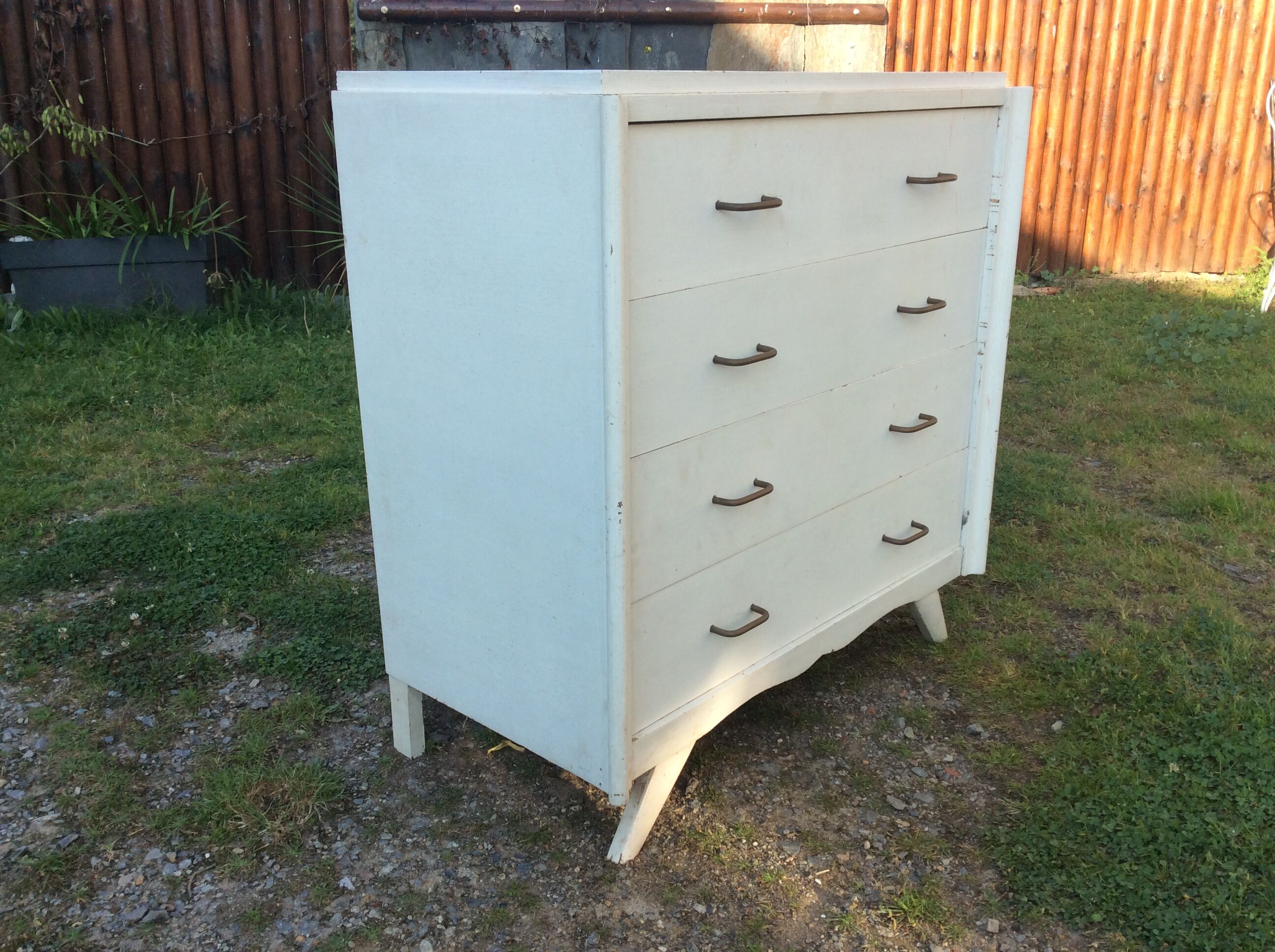 Commode vintage à pieds compas peinte en blanc