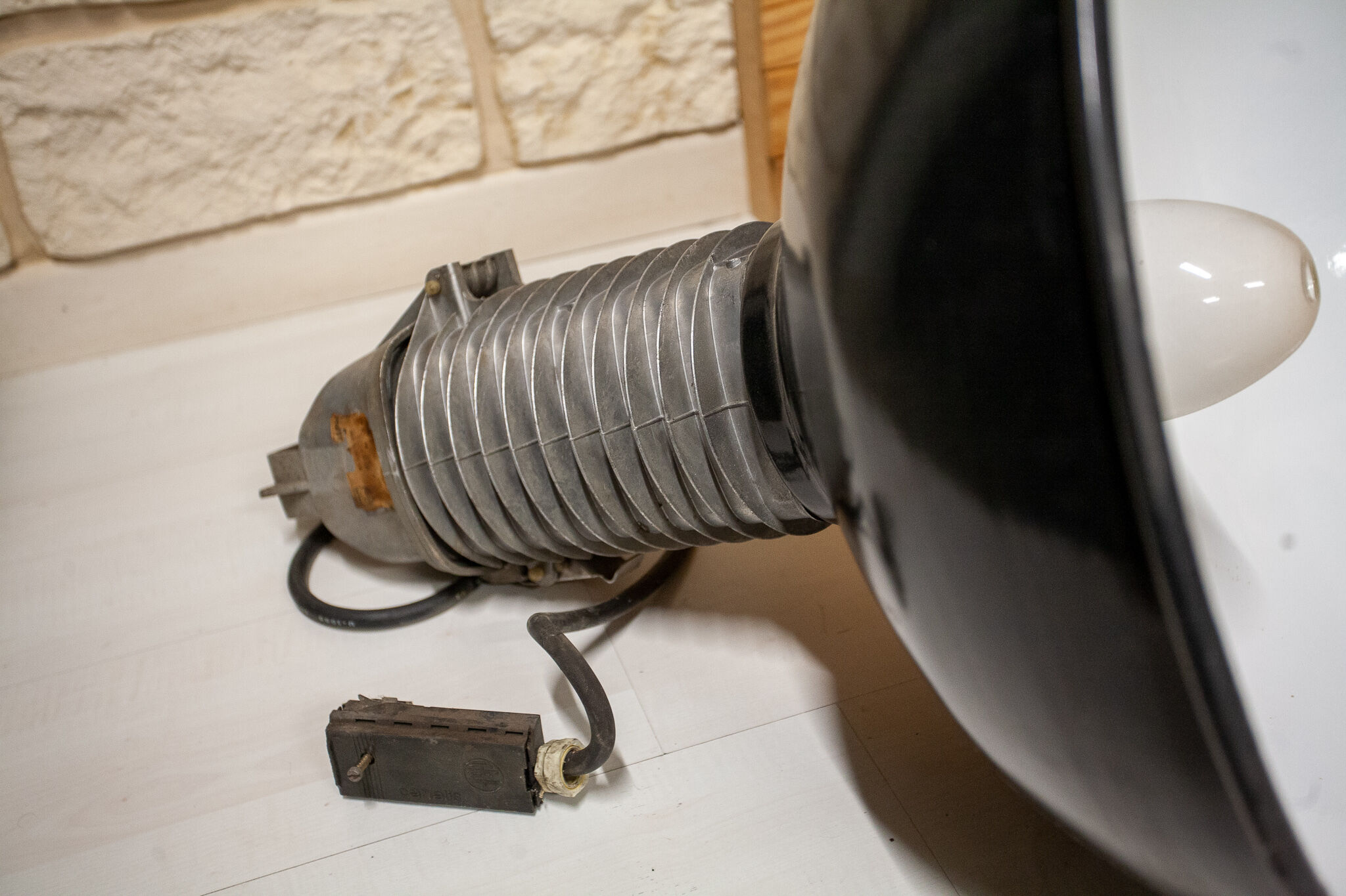 Industrial lamp suspension