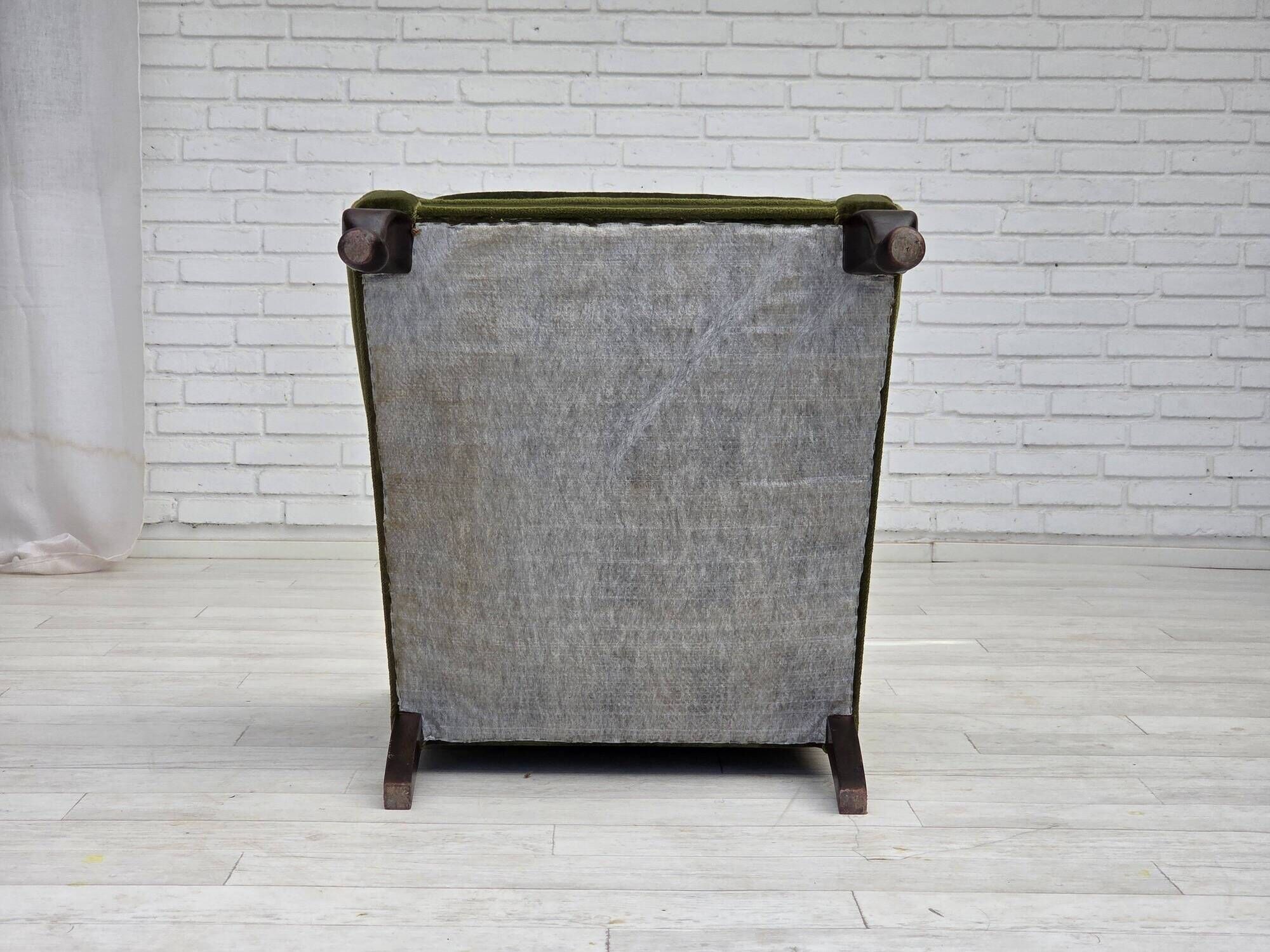 Fauteuil danois des années 1950, velours vert, pieds en frêne.