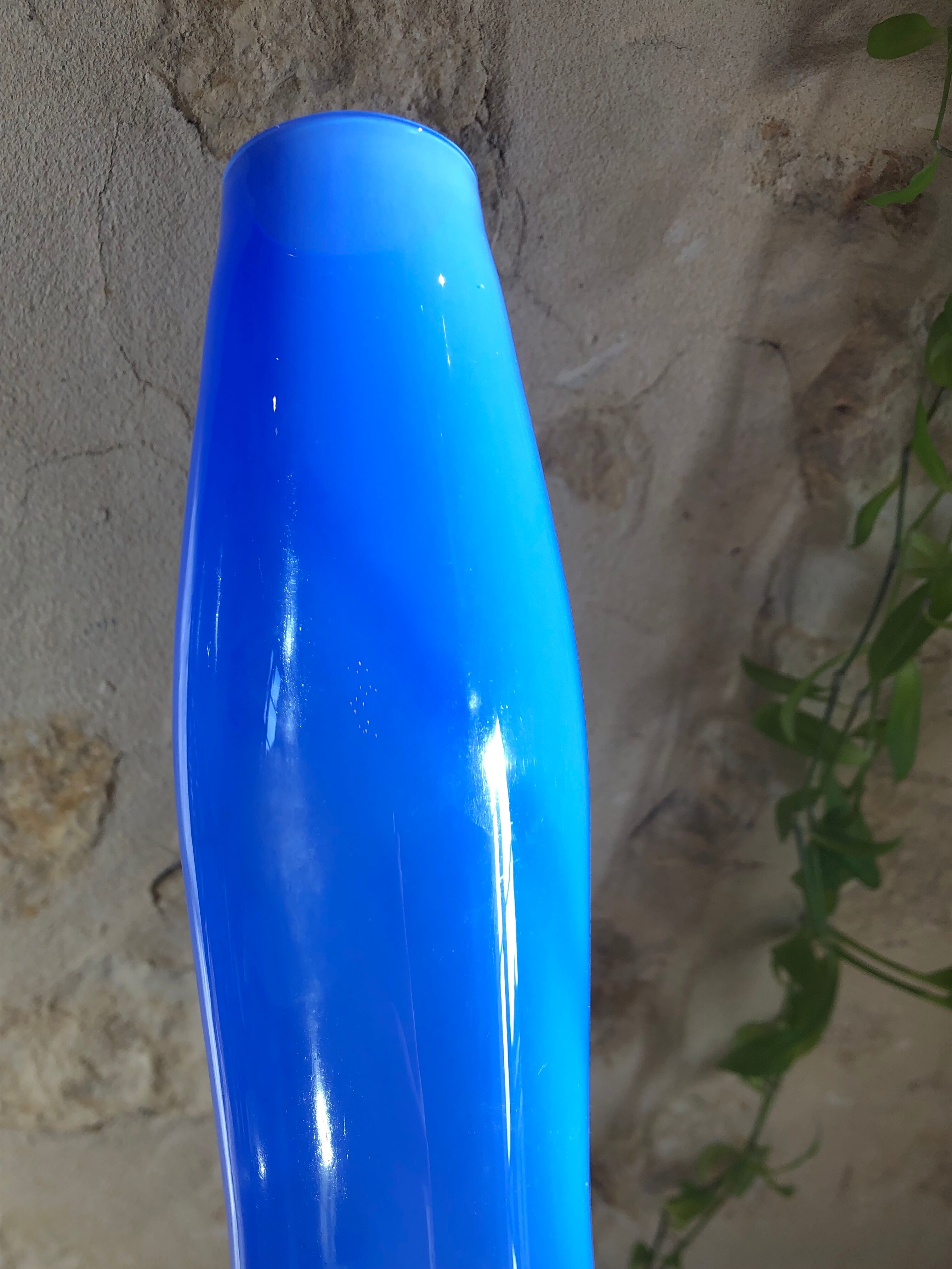 Vase en verre bleu