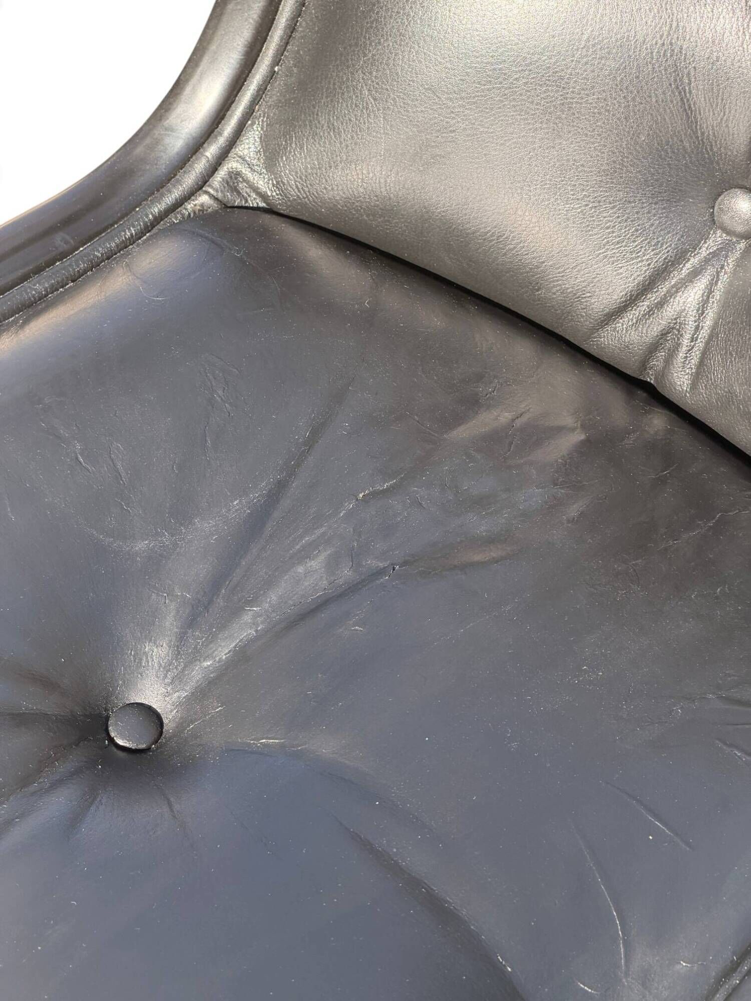 Charles Pollock Executive Knoll office chair in black leather.