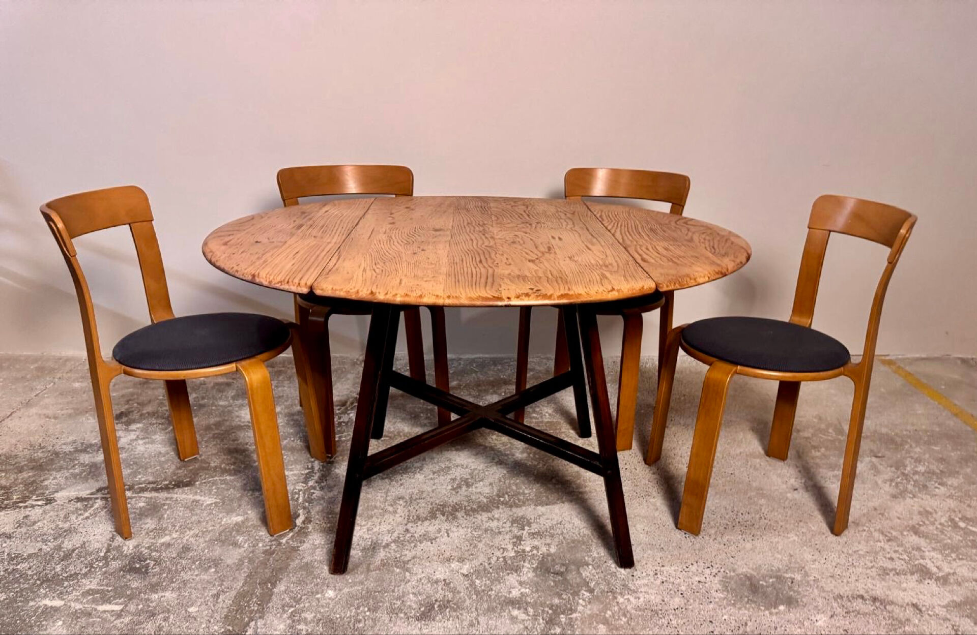 Table à manger en Orme Massif à abattants Ercol 377 