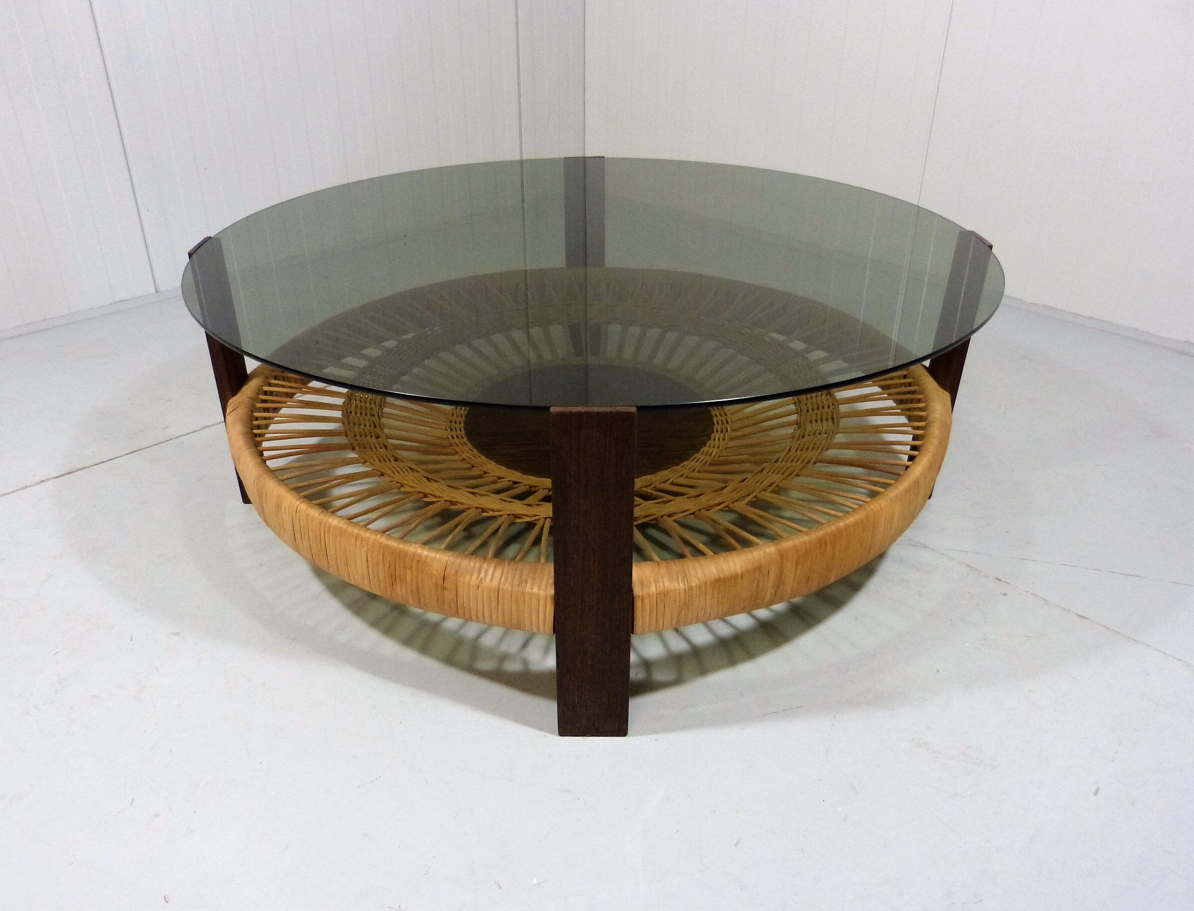 Table basse ronde avec verre fumé et rotin, années 1960
