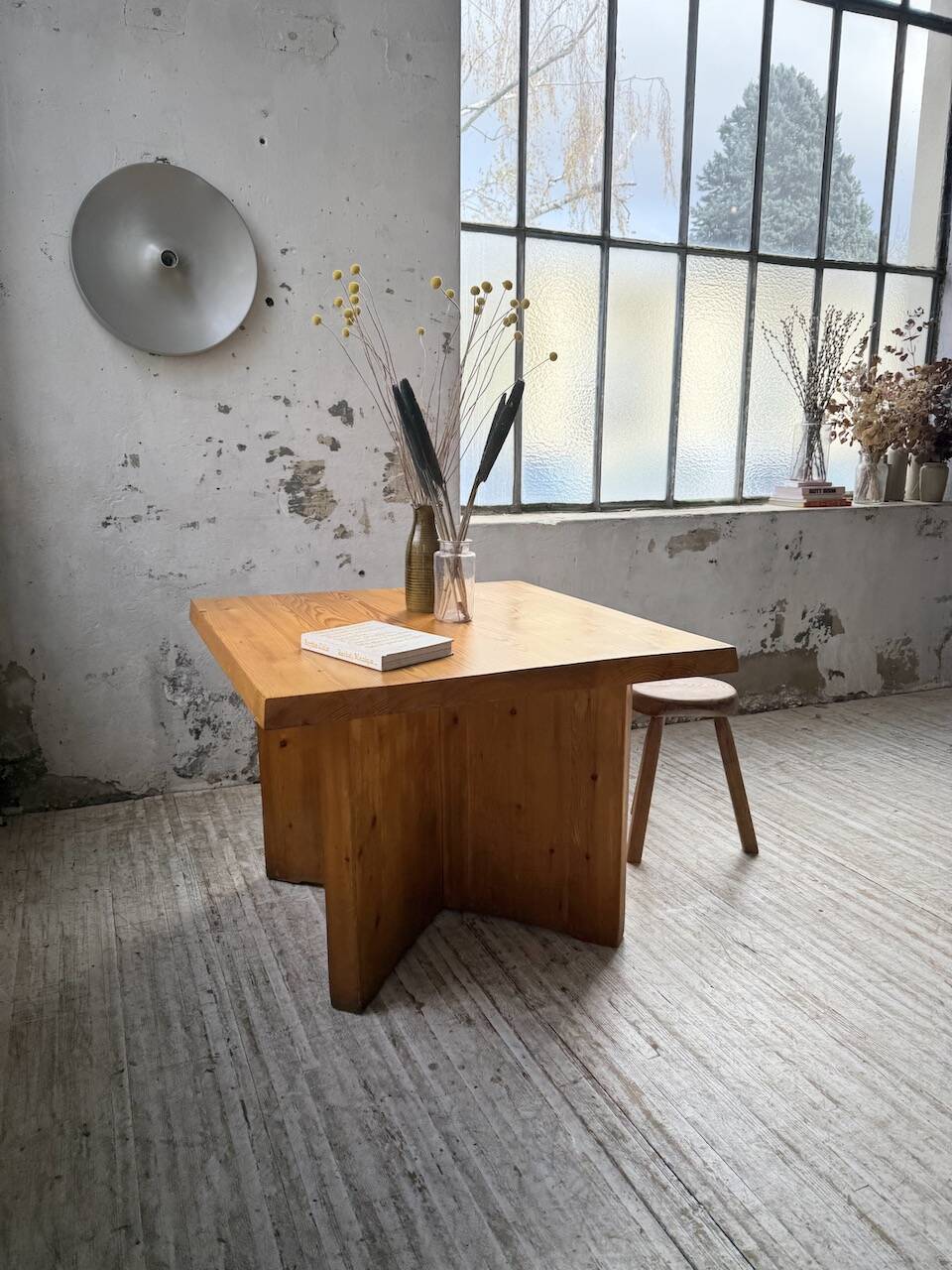 Table carrée moderniste en pin massif, années 50